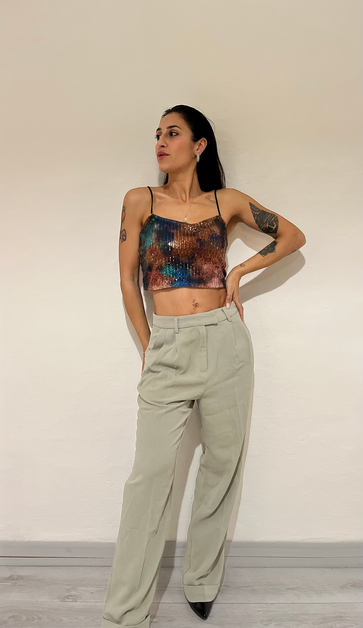 Top con laccetti sottili e paillettes