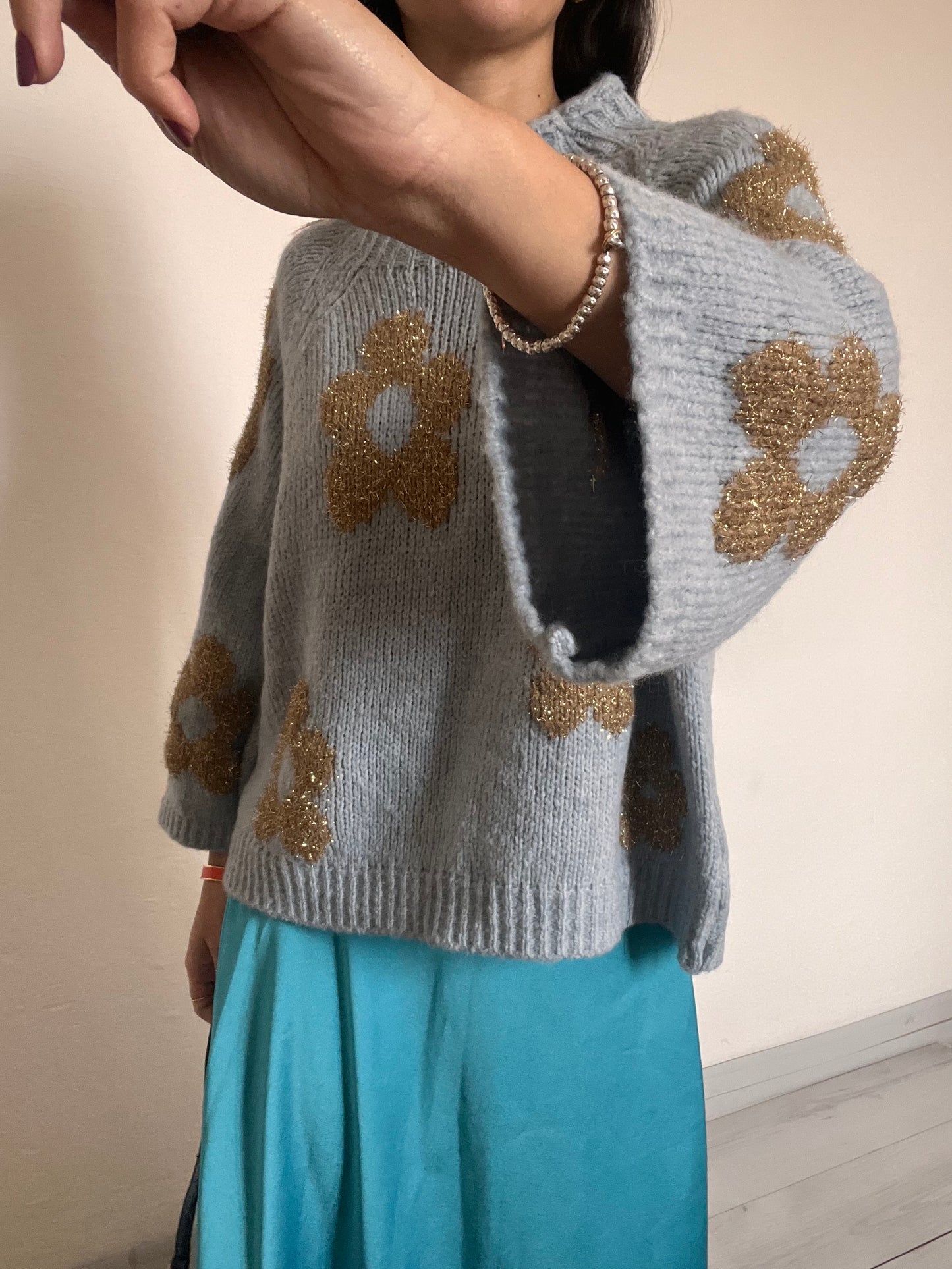 Maglione manica ampia e fiori oro cuciti