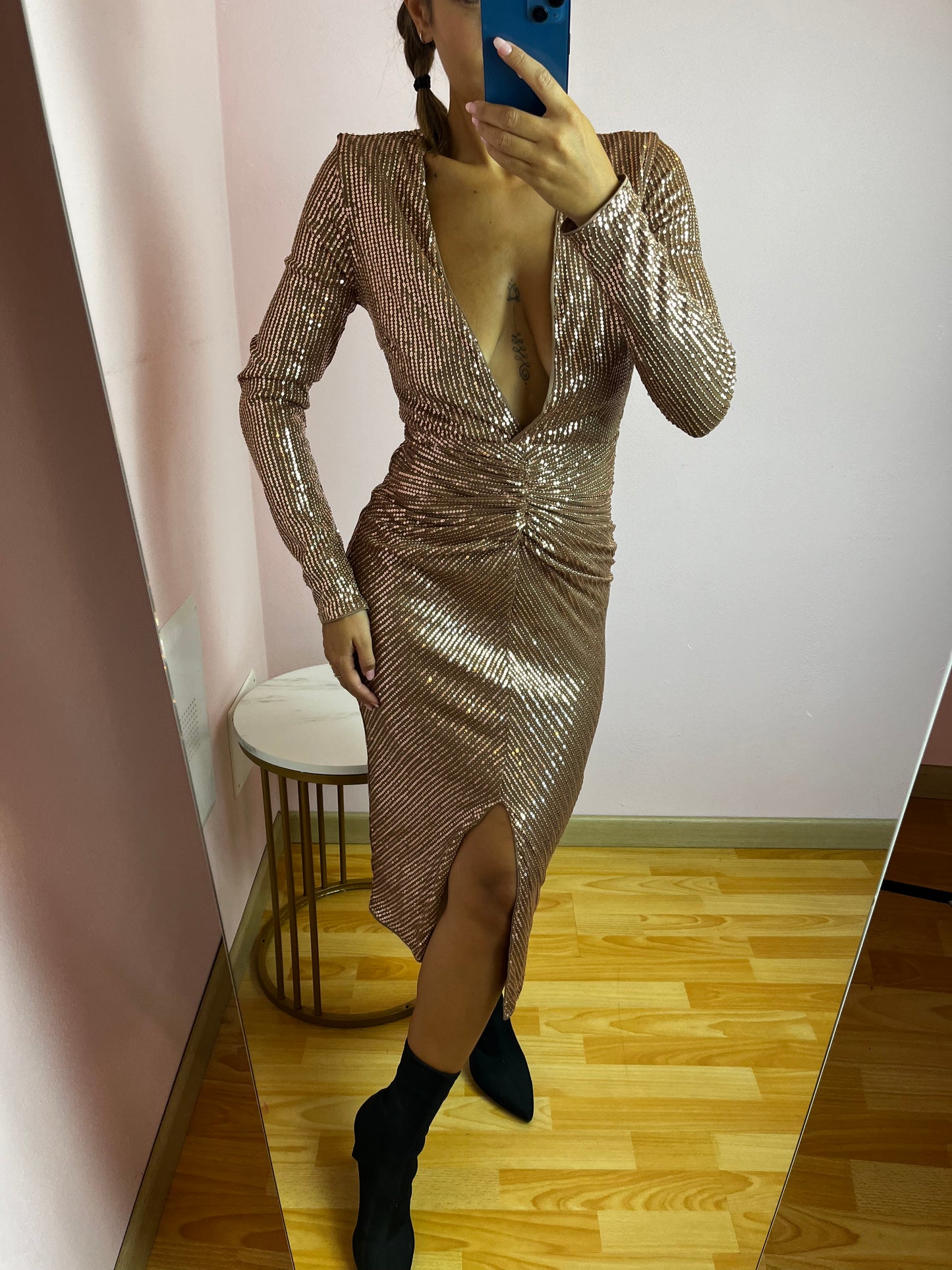 Abito con applicazioni di strass