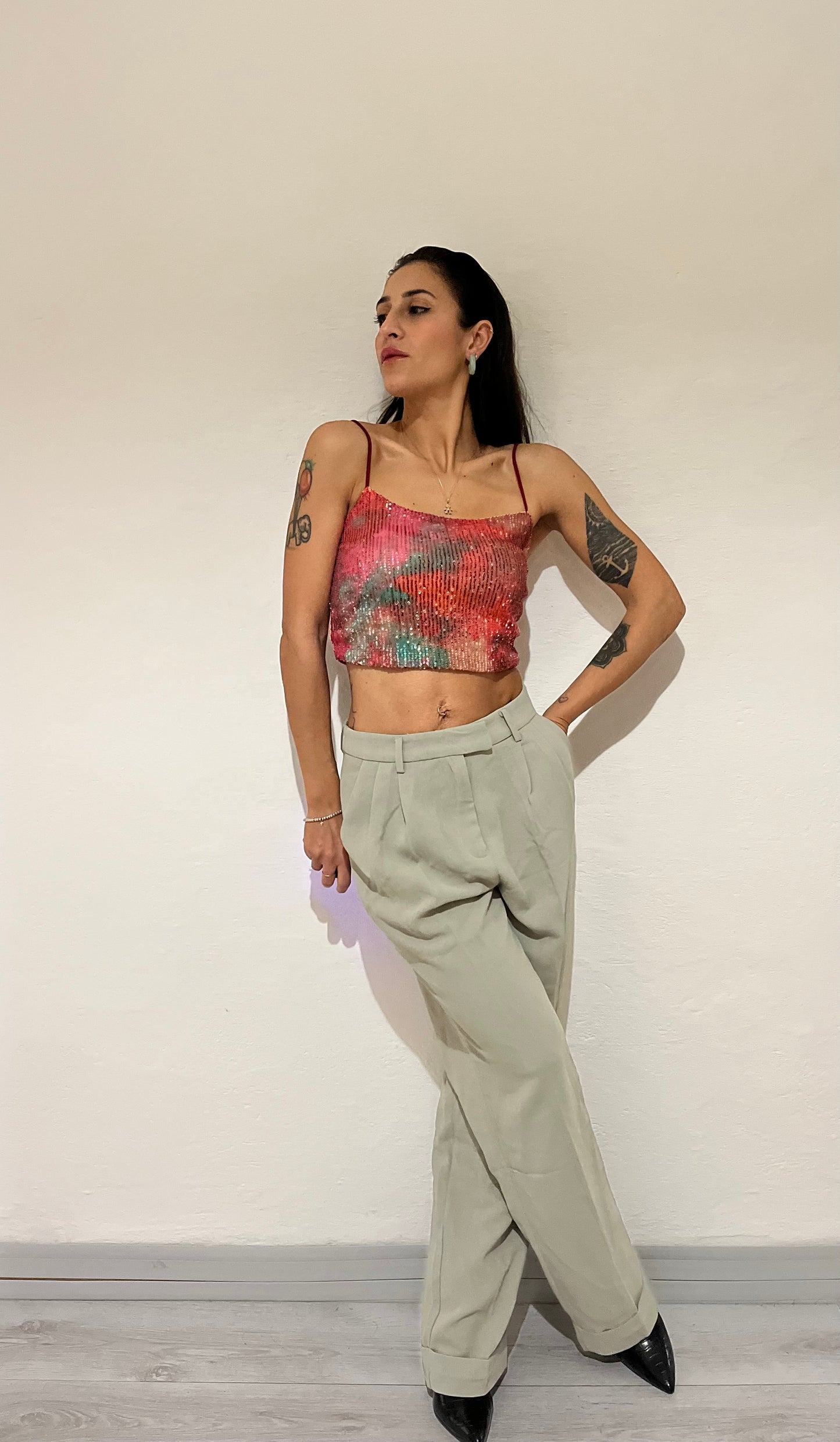 Top con laccetti sottili e paillettes