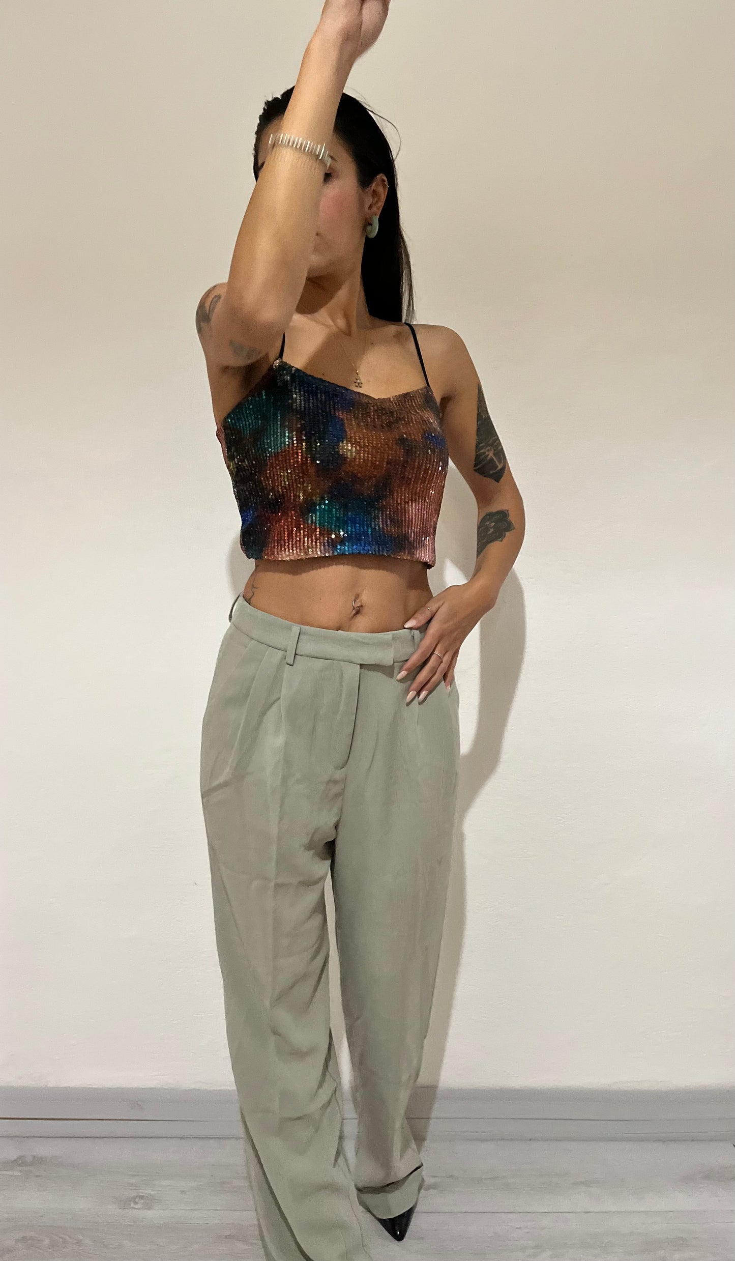 Top con laccetti sottili e paillettes