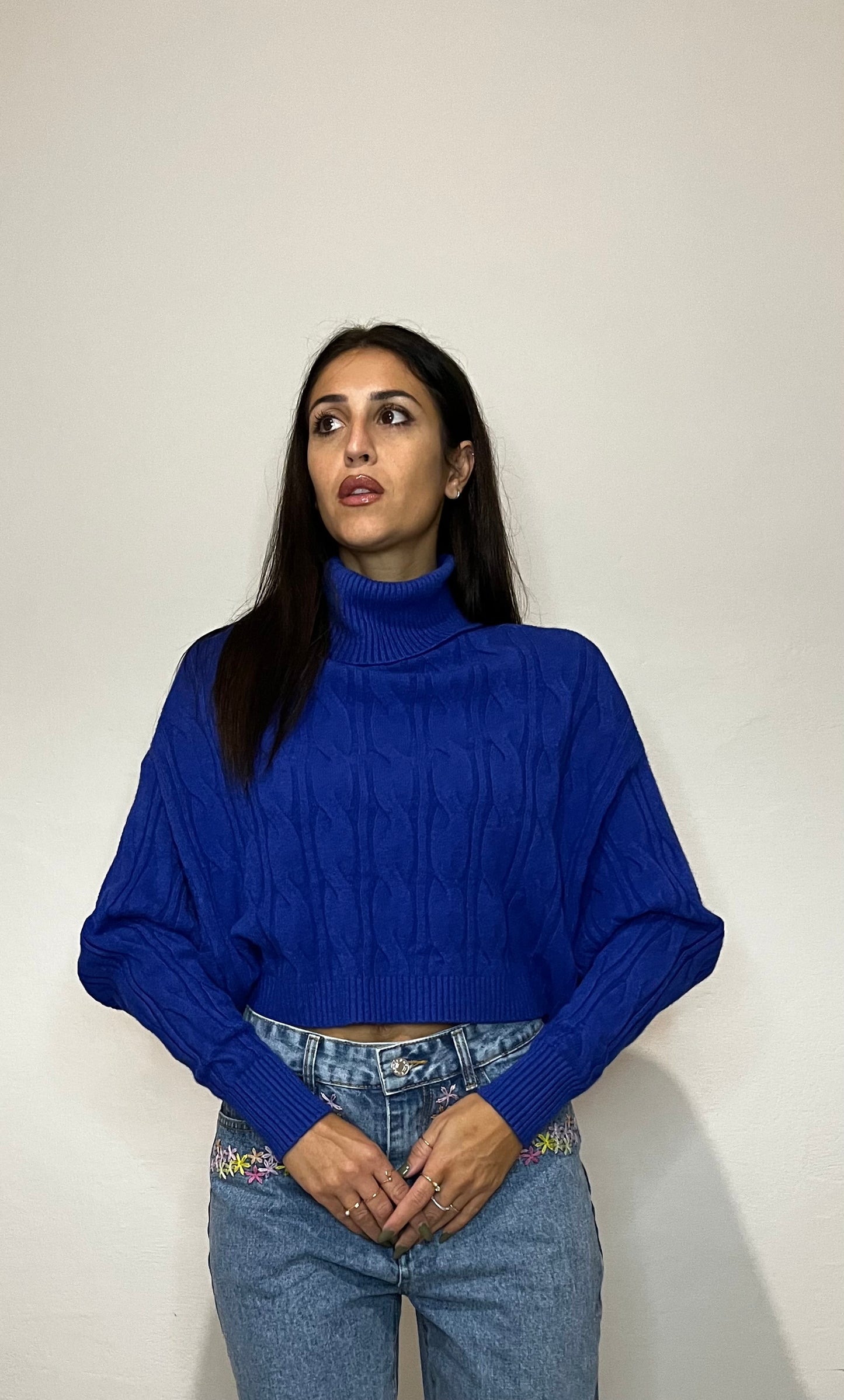 Maglione cropped con collo alto
