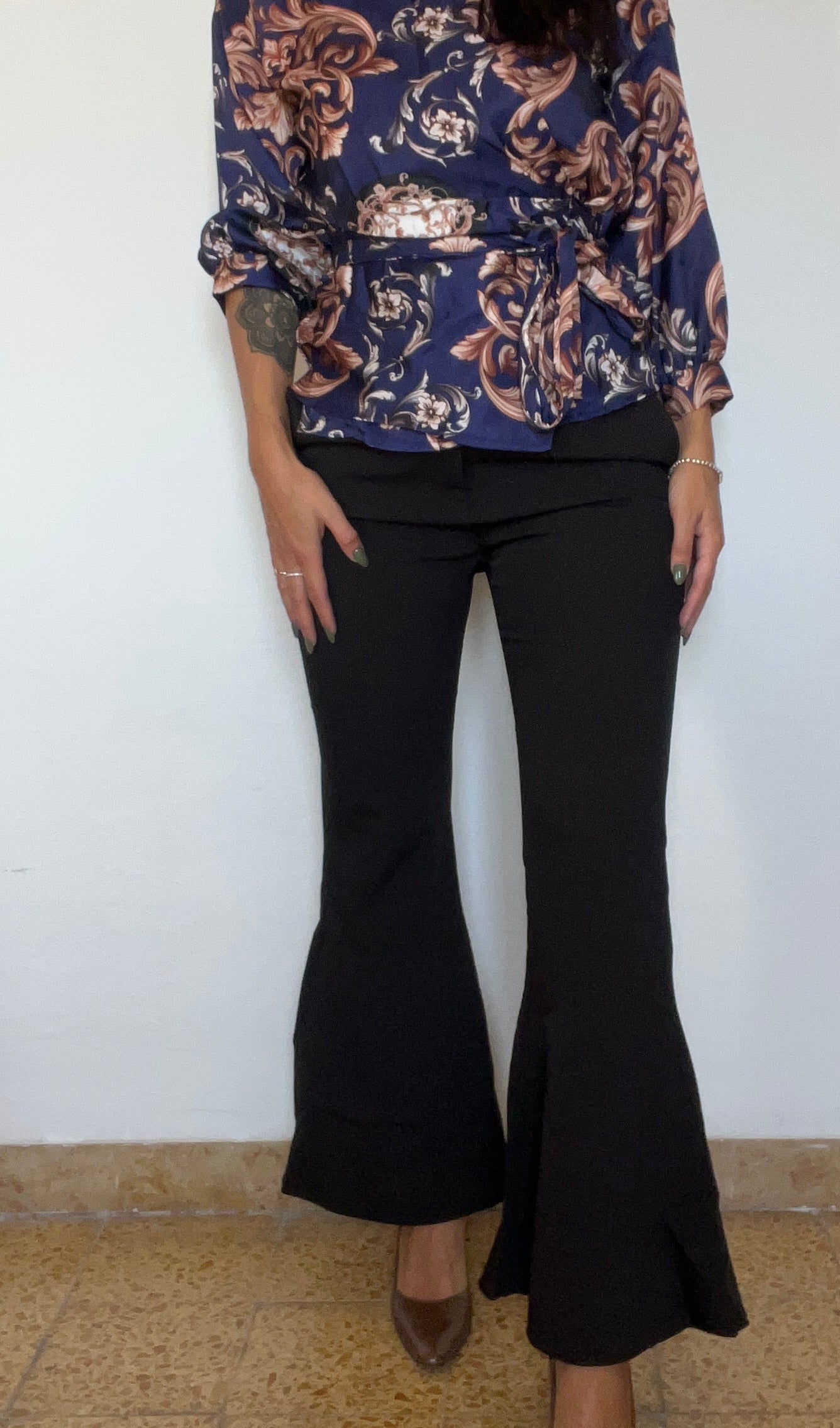 Pantalone a zampa con volant