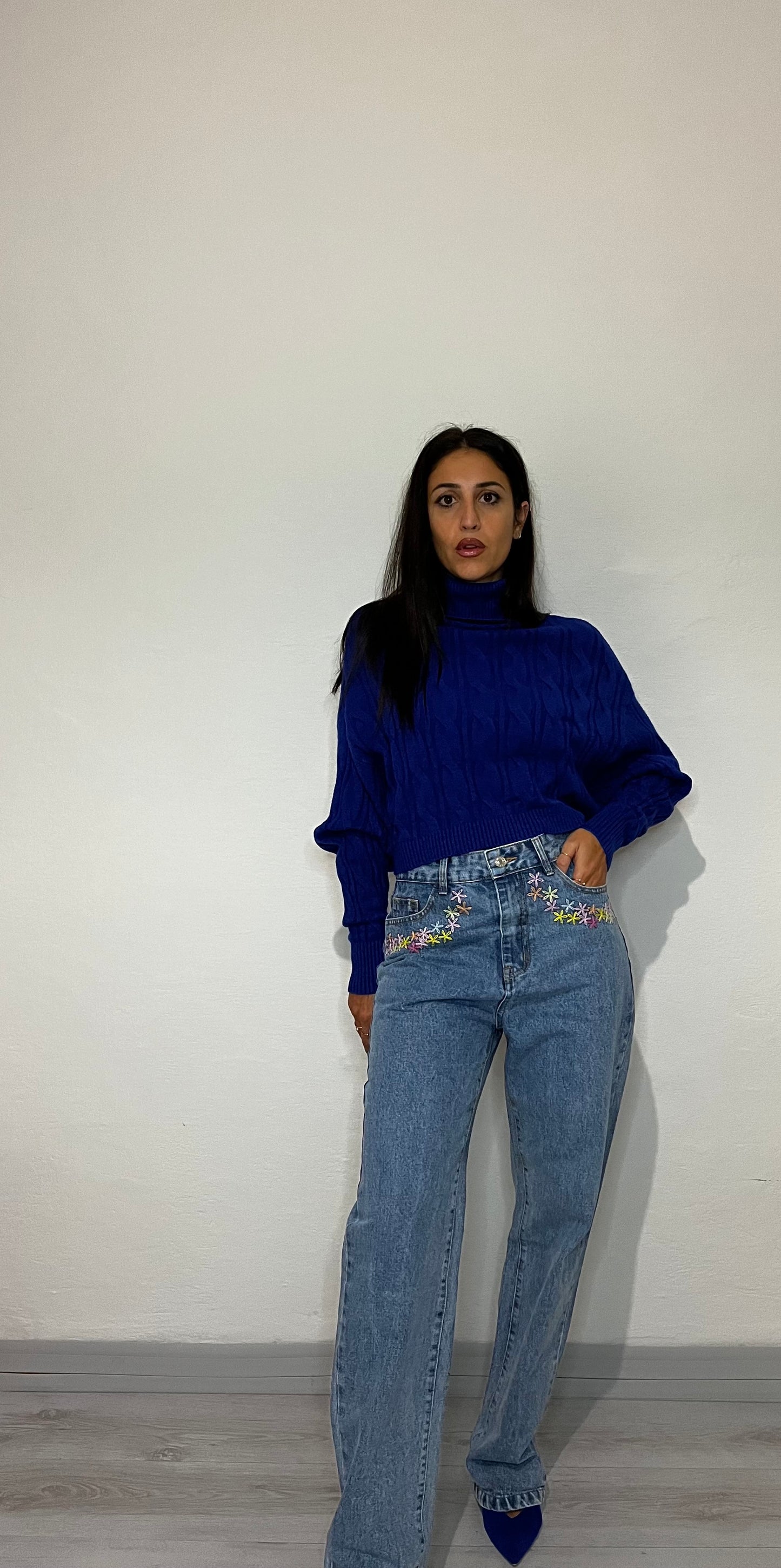 Maglione cropped con collo alto