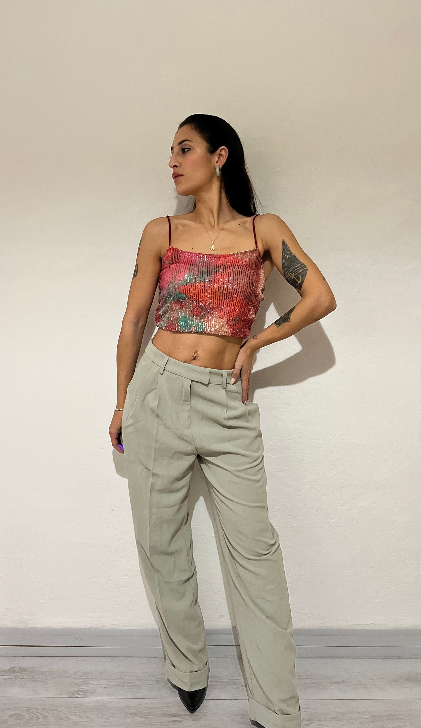 Top con laccetti sottili e paillettes