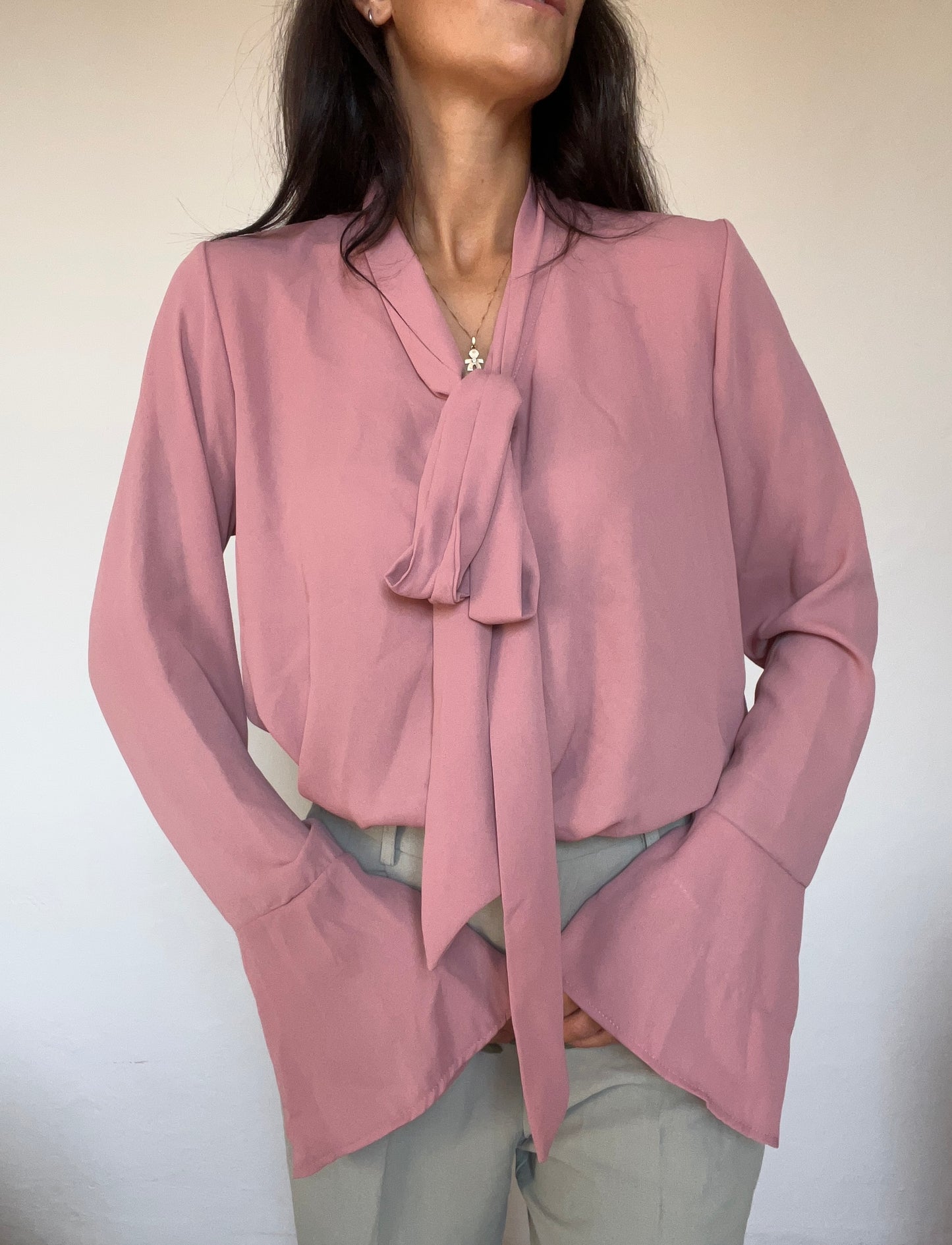 Camicetta in chiffon con fiocco