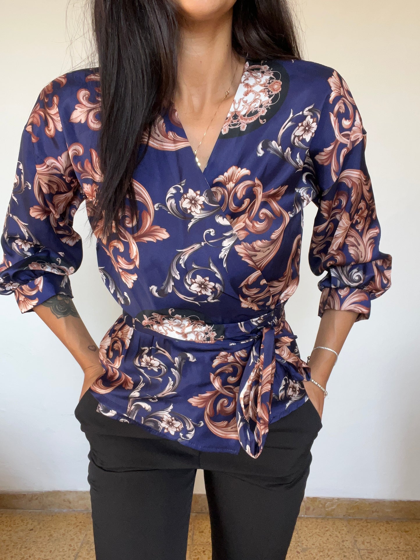 Blusa fantasia jacquard con cintura