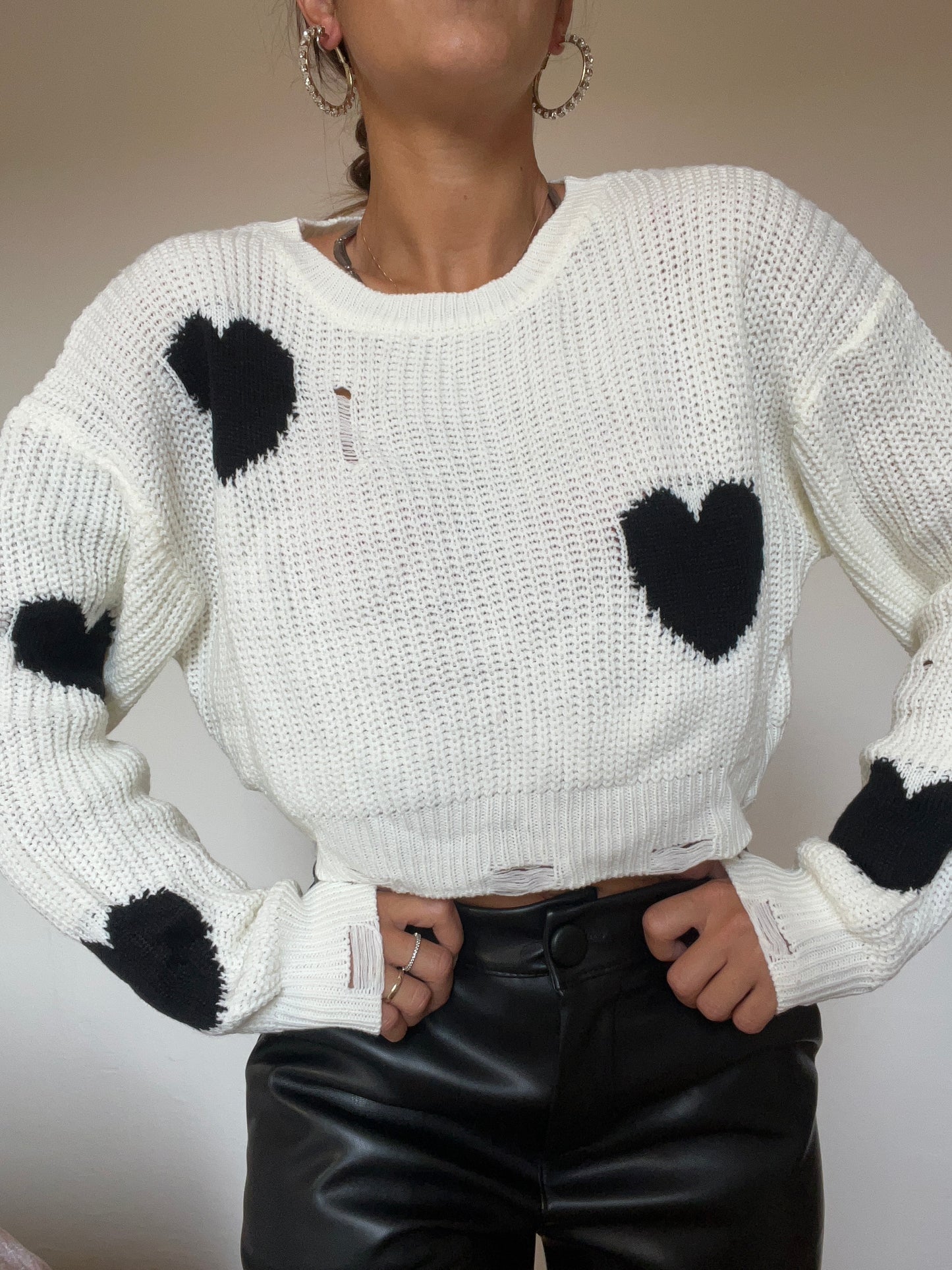 Pullover cropped con dettagli di strappi