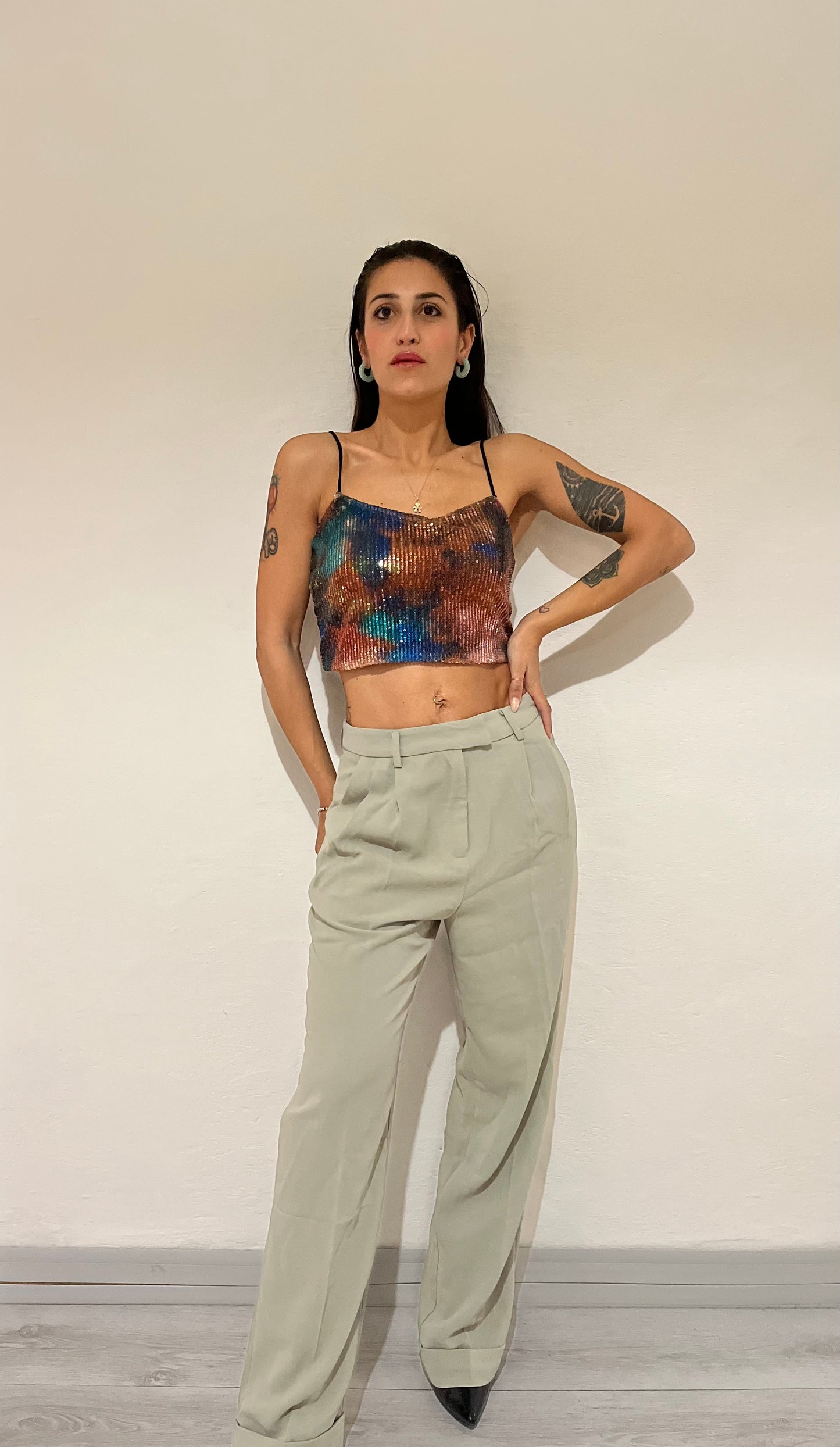 Top con laccetti sottili e paillettes