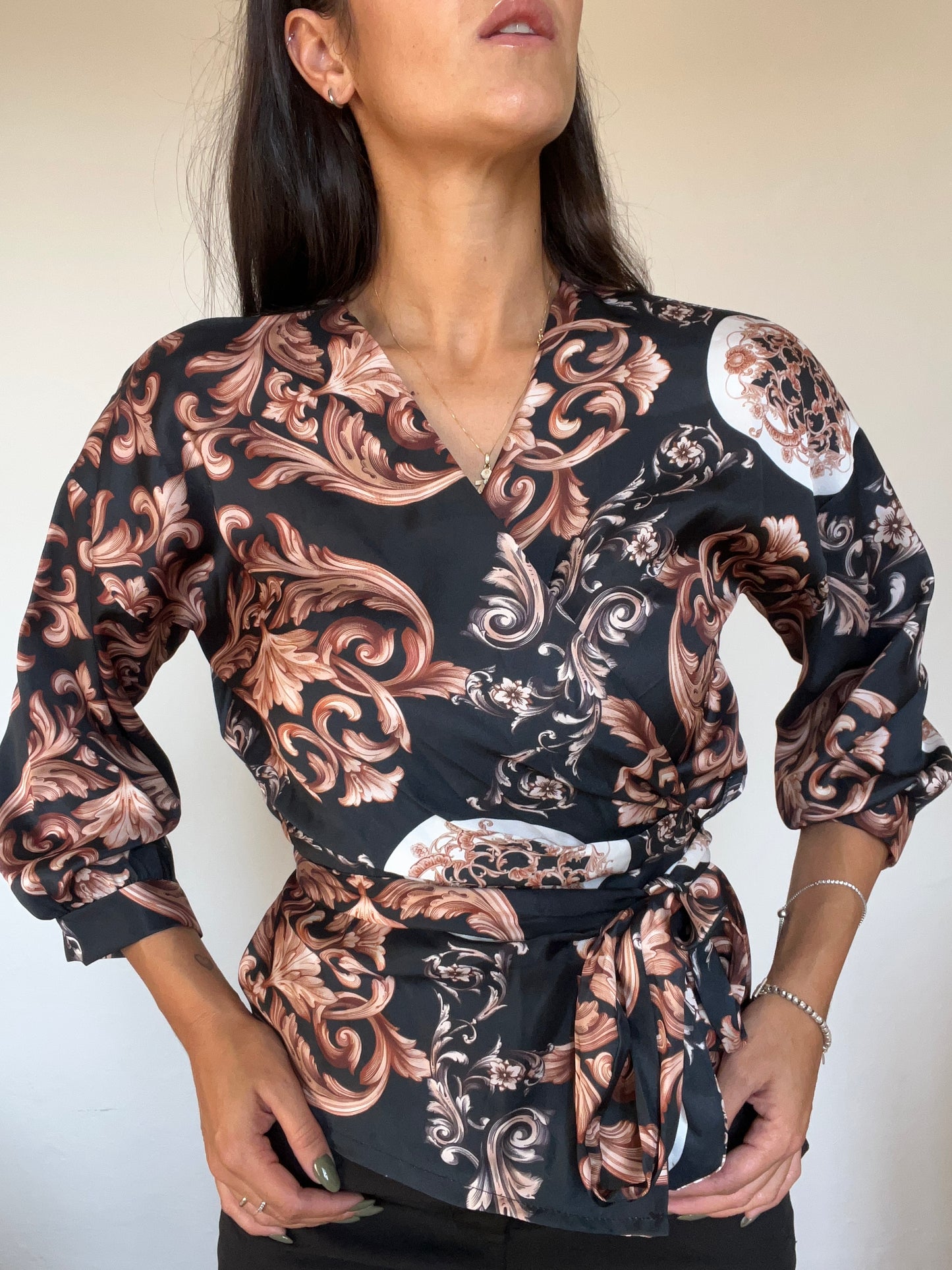 Blusa fantasia jacquard con cintura