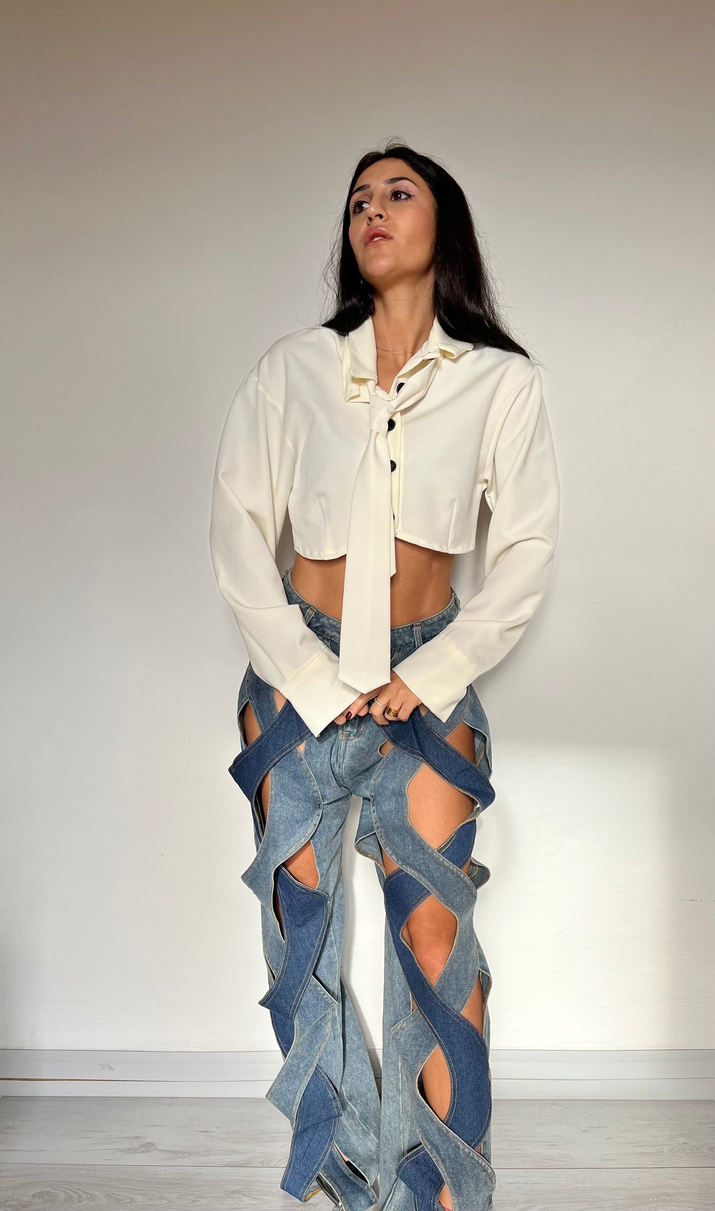 Camicetta crop con cravatta