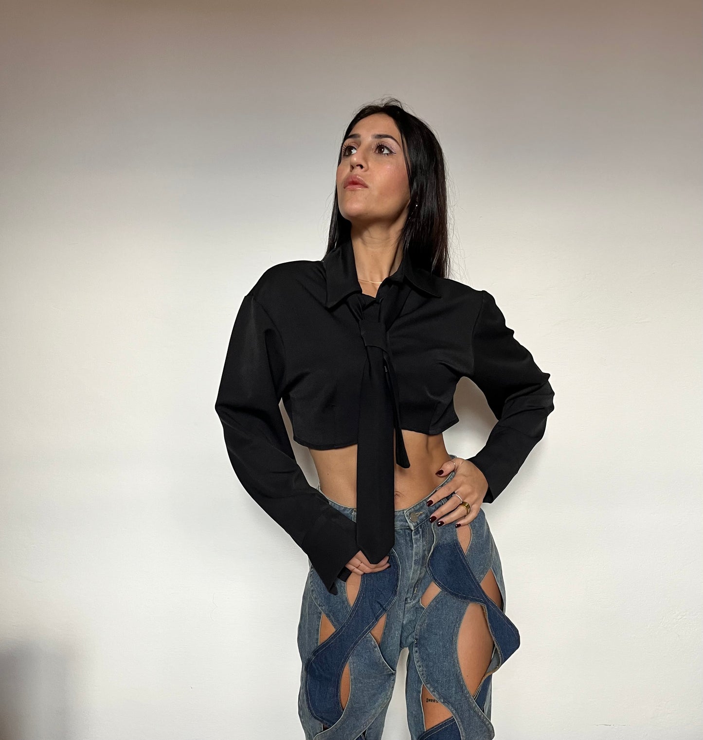 Camicetta crop con cravatta