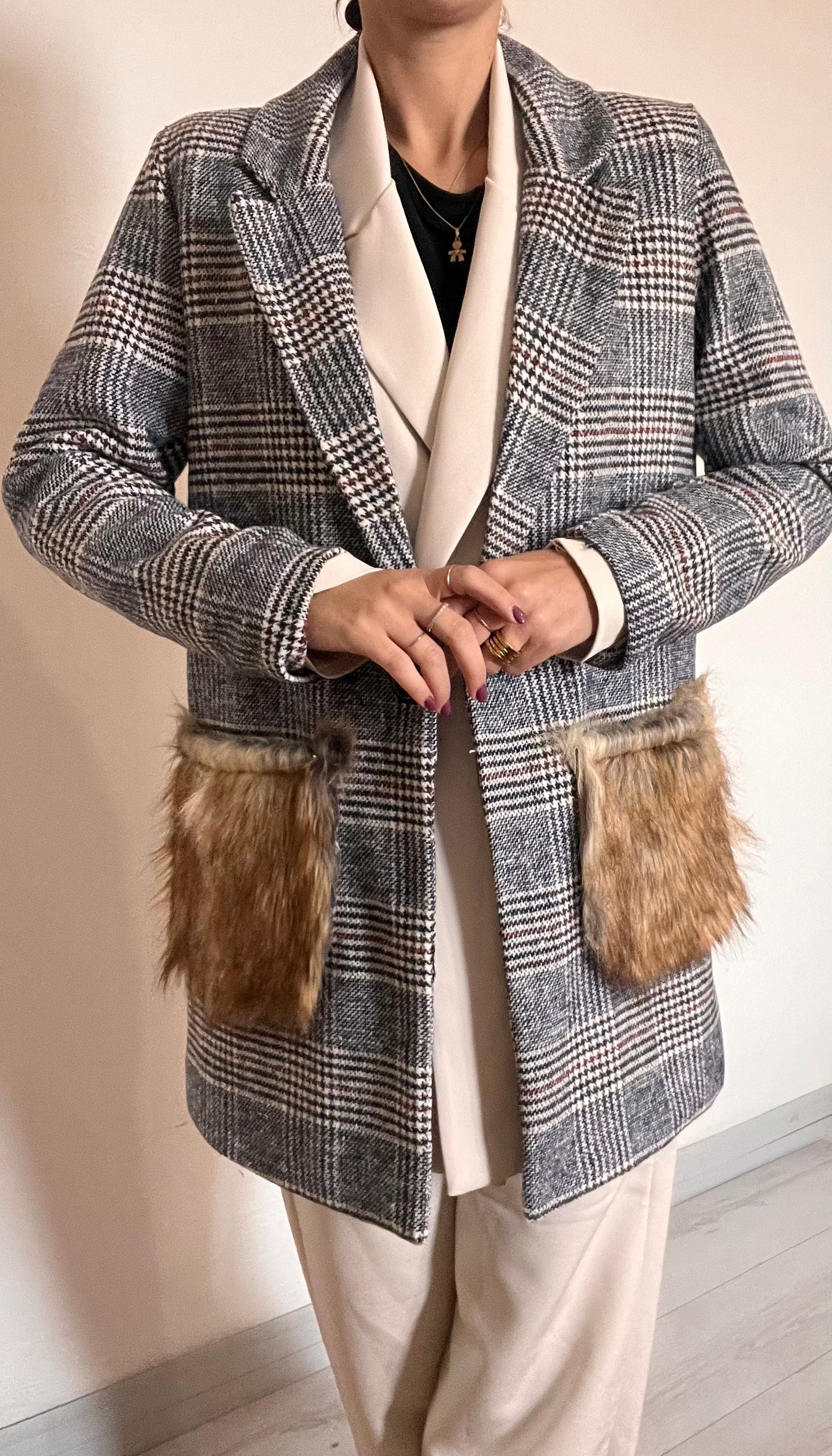 Cappotto corto con finta pelliccia