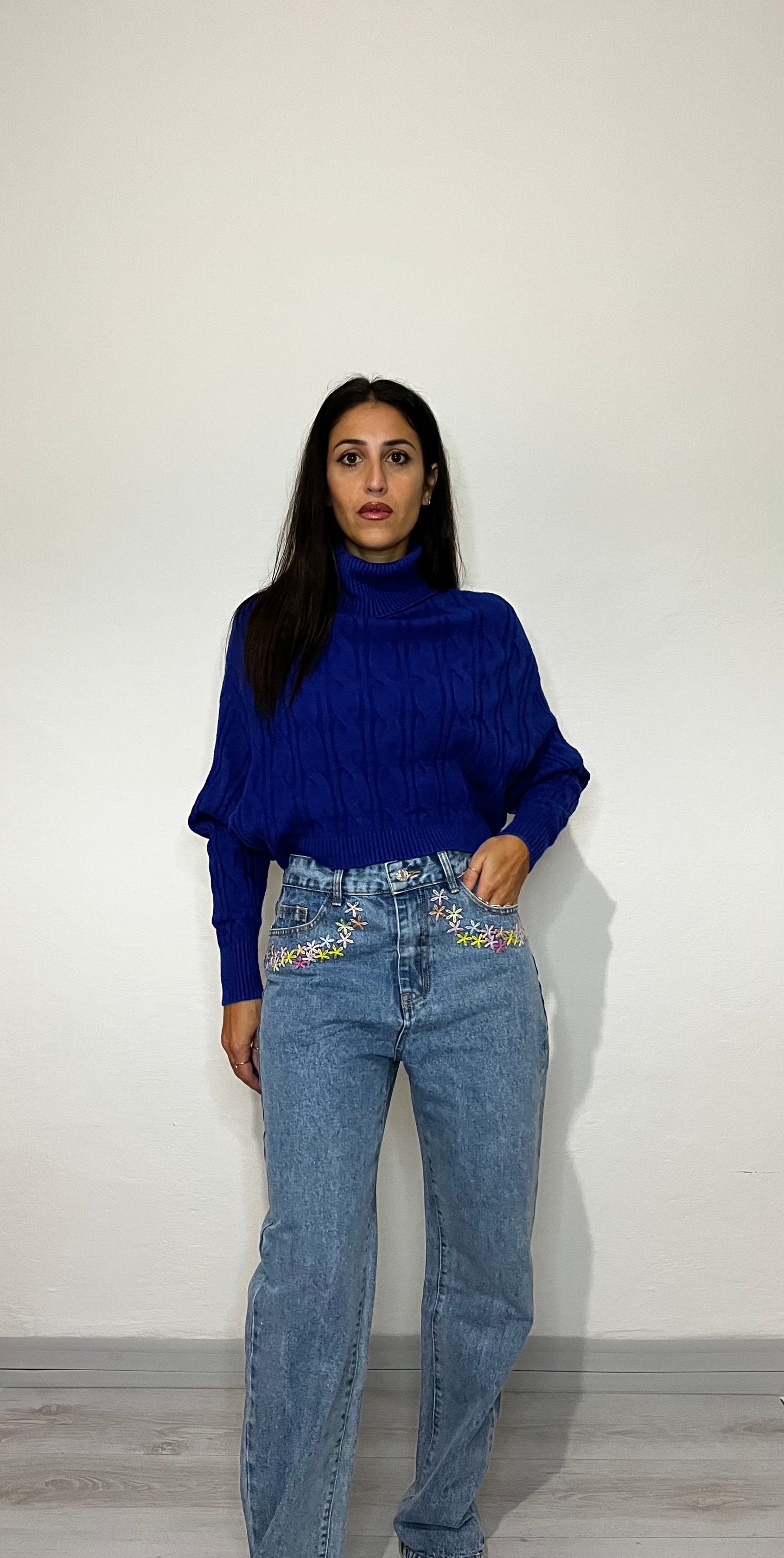 Maglione cropped con collo alto