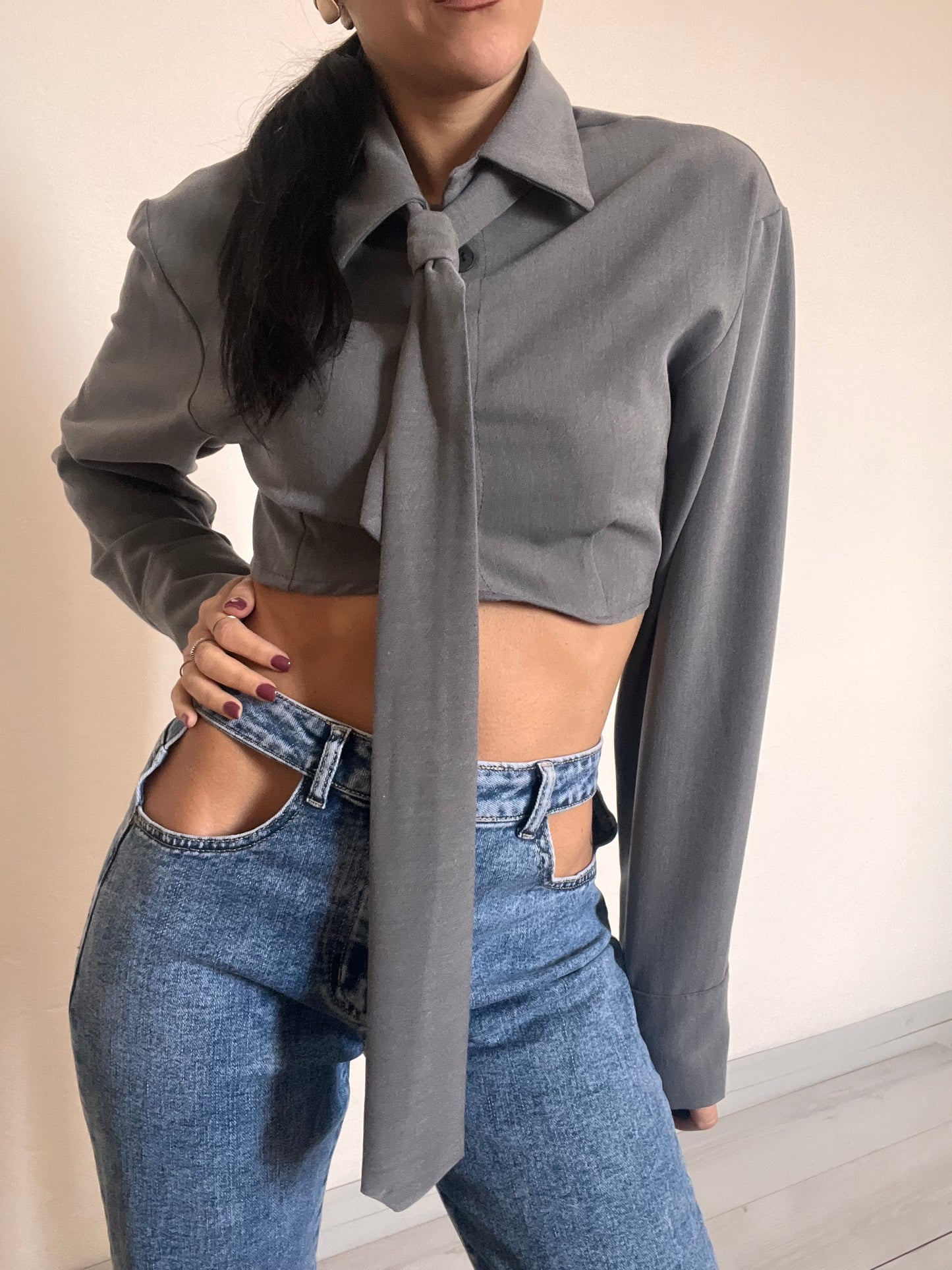 Camicetta crop con cravatta