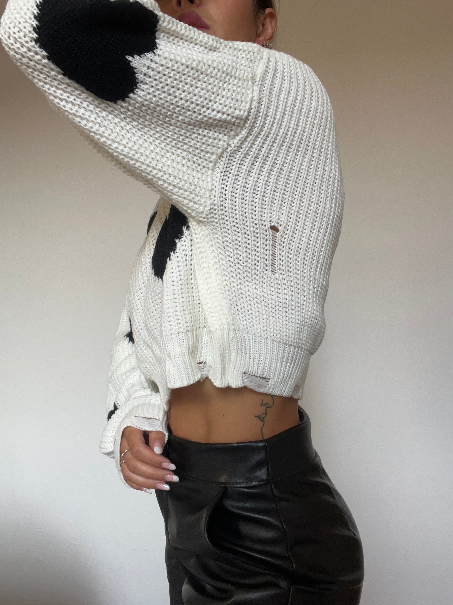 Pullover cropped con dettagli di strappi
