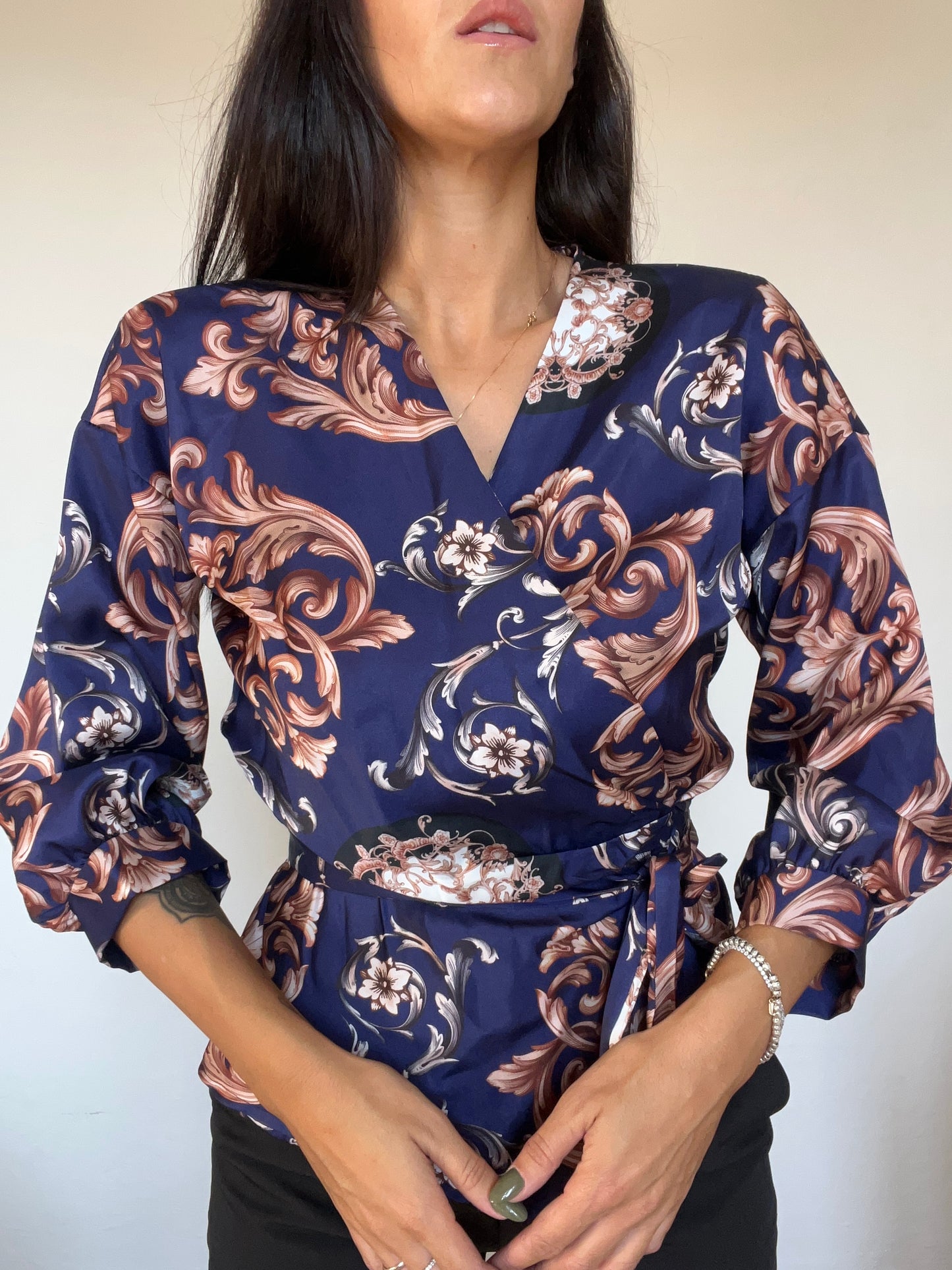 Blusa fantasia jacquard con cintura