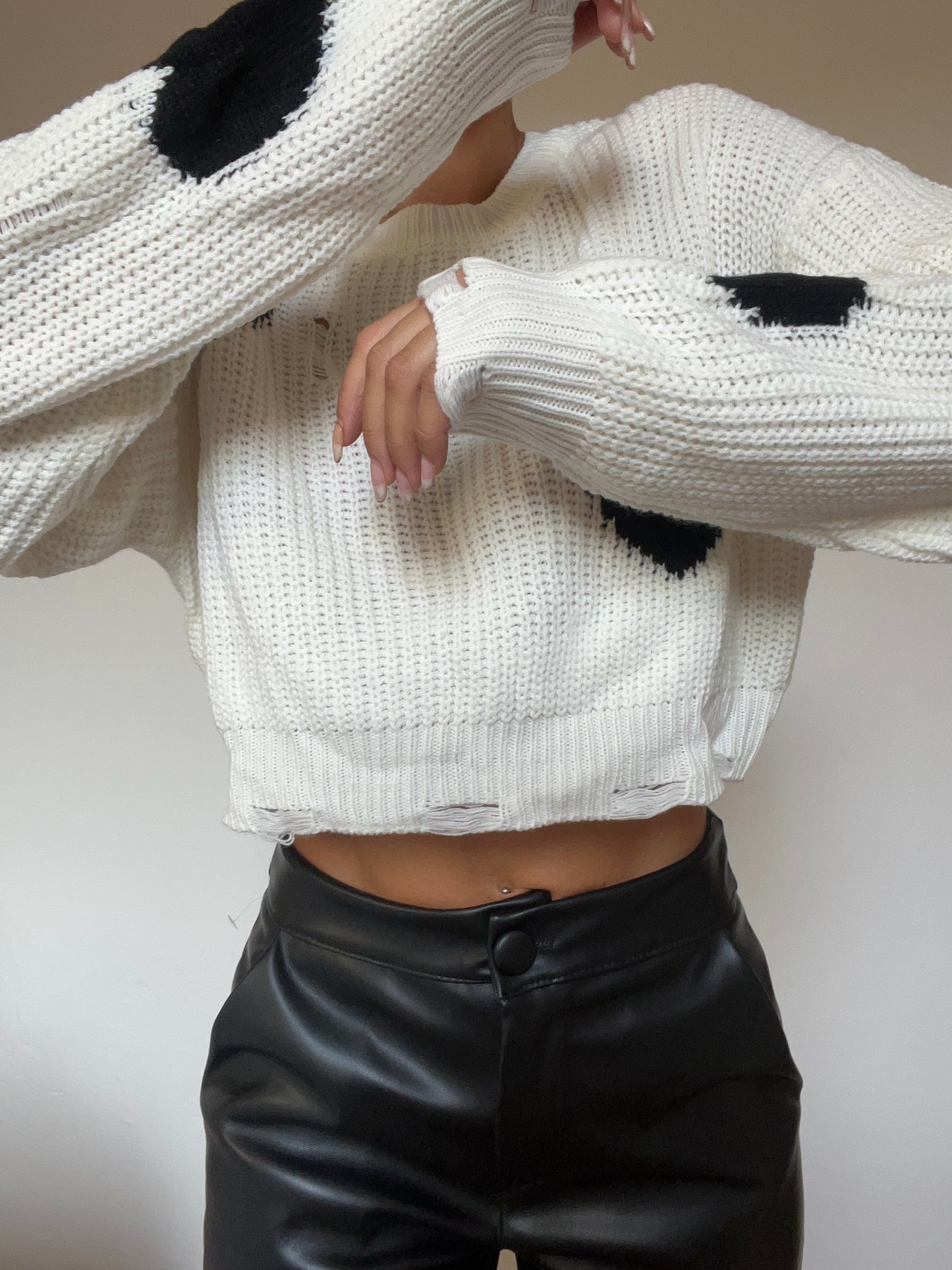 Pullover cropped con dettagli di strappi