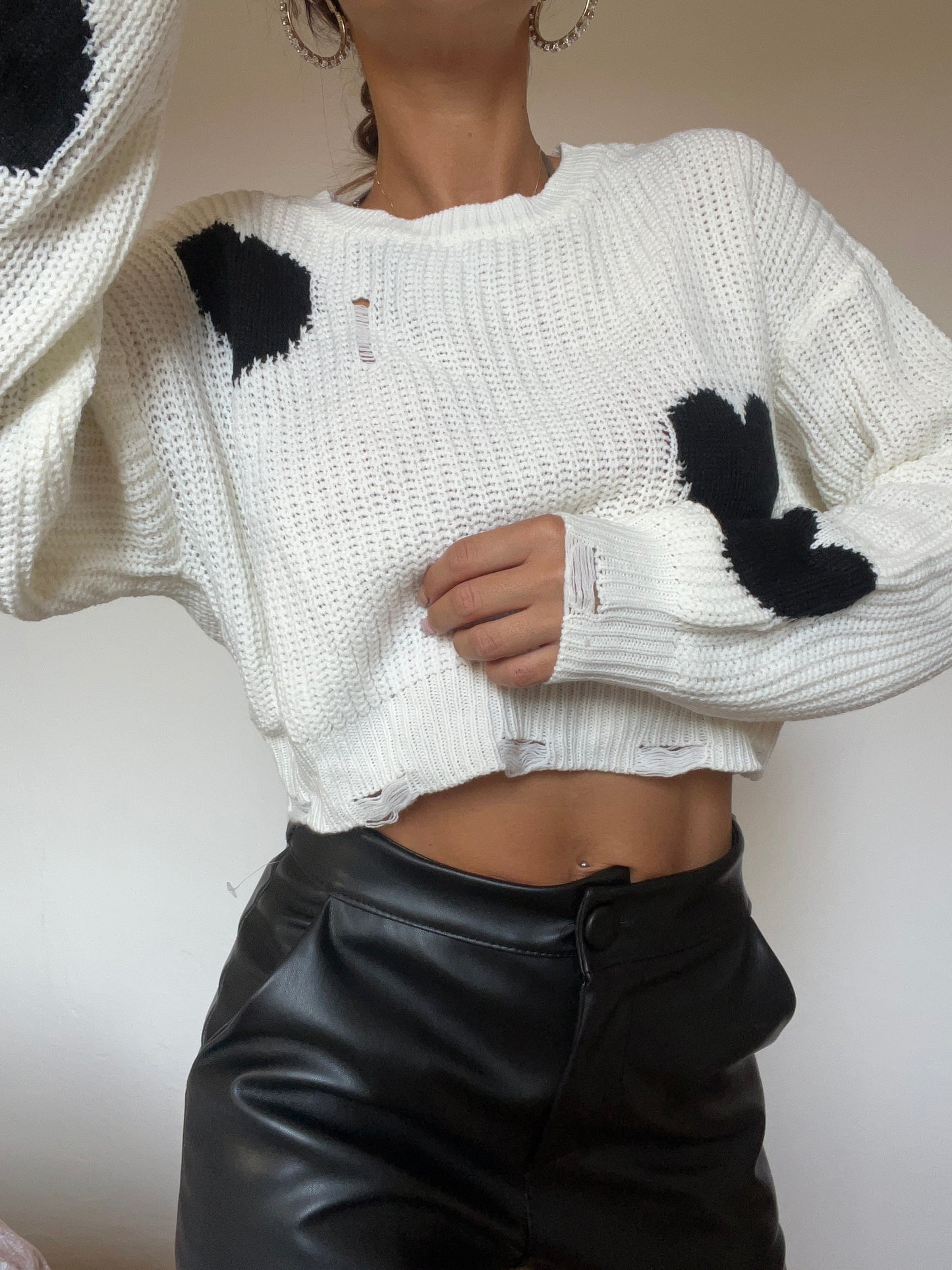 Pullover cropped con dettagli di strappi