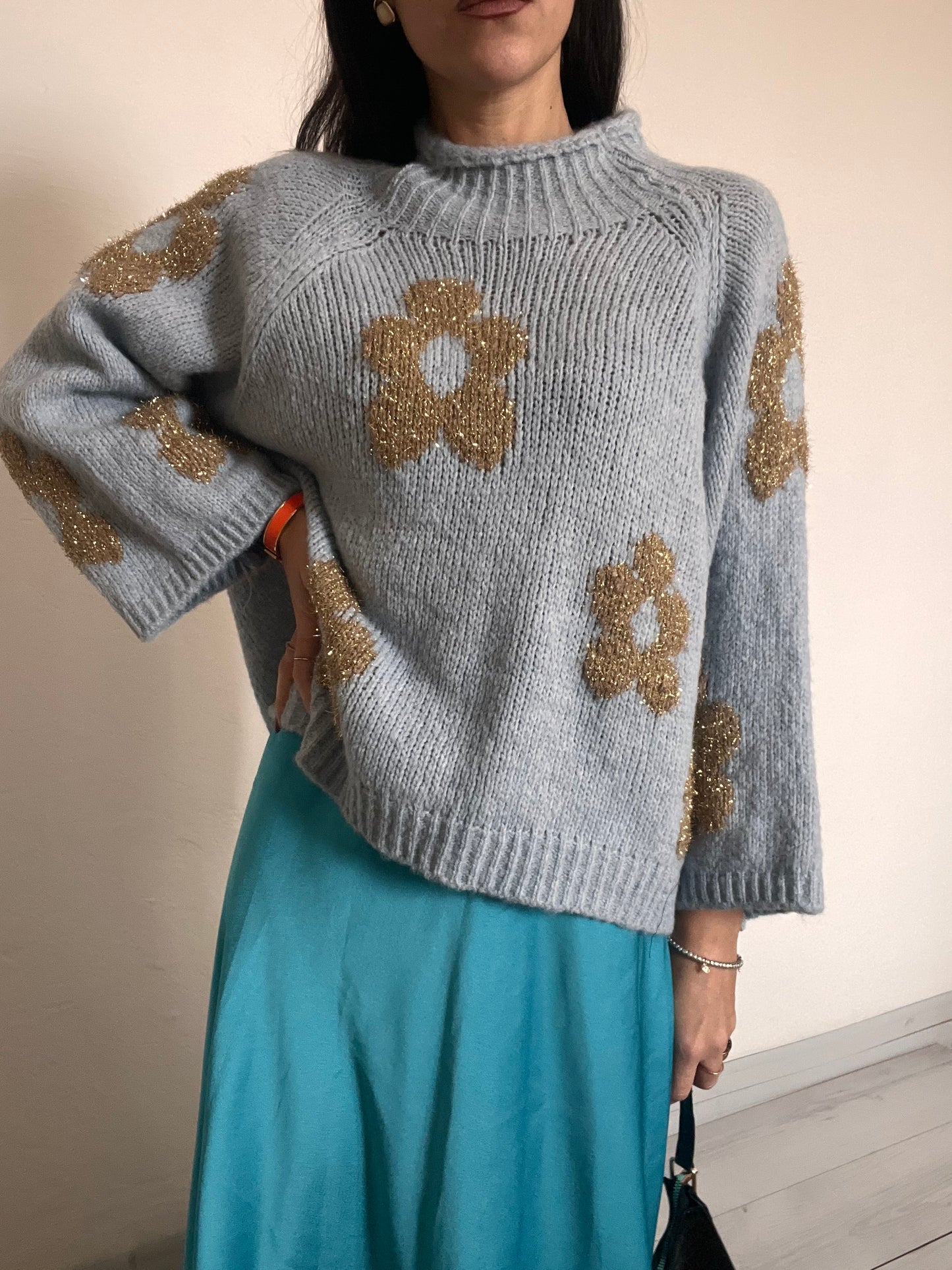 Maglione manica ampia e fiori oro cuciti