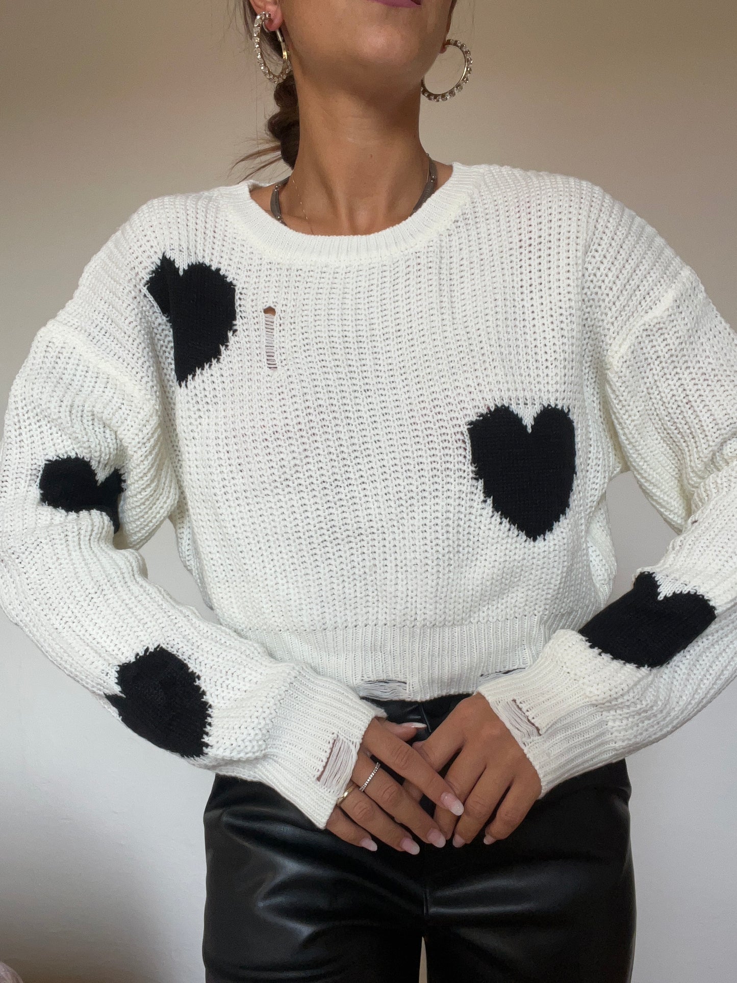 Pullover cropped con dettagli di strappi