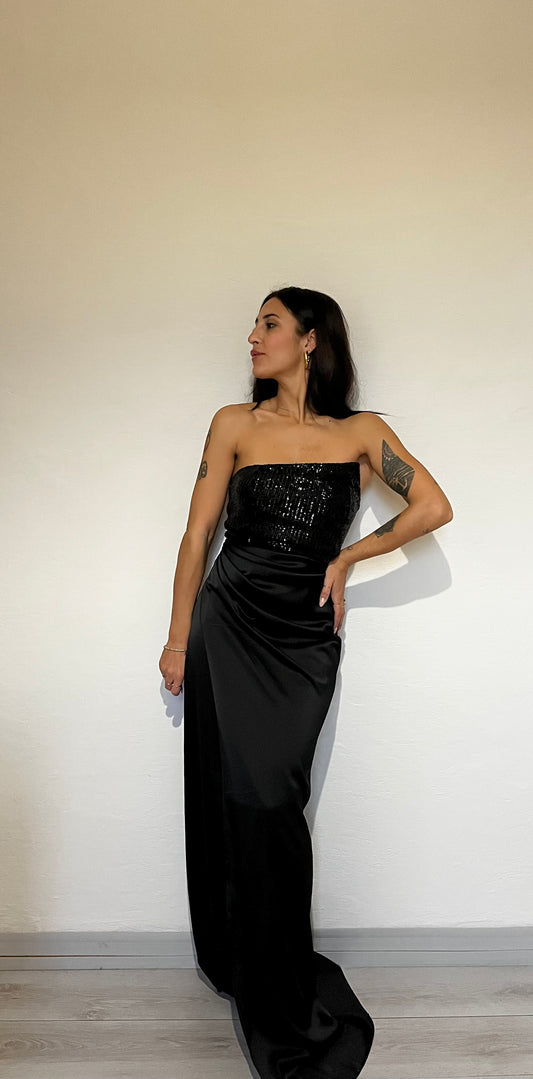 Abito da sera con strascico e corpetto asimmetrico e paillettes