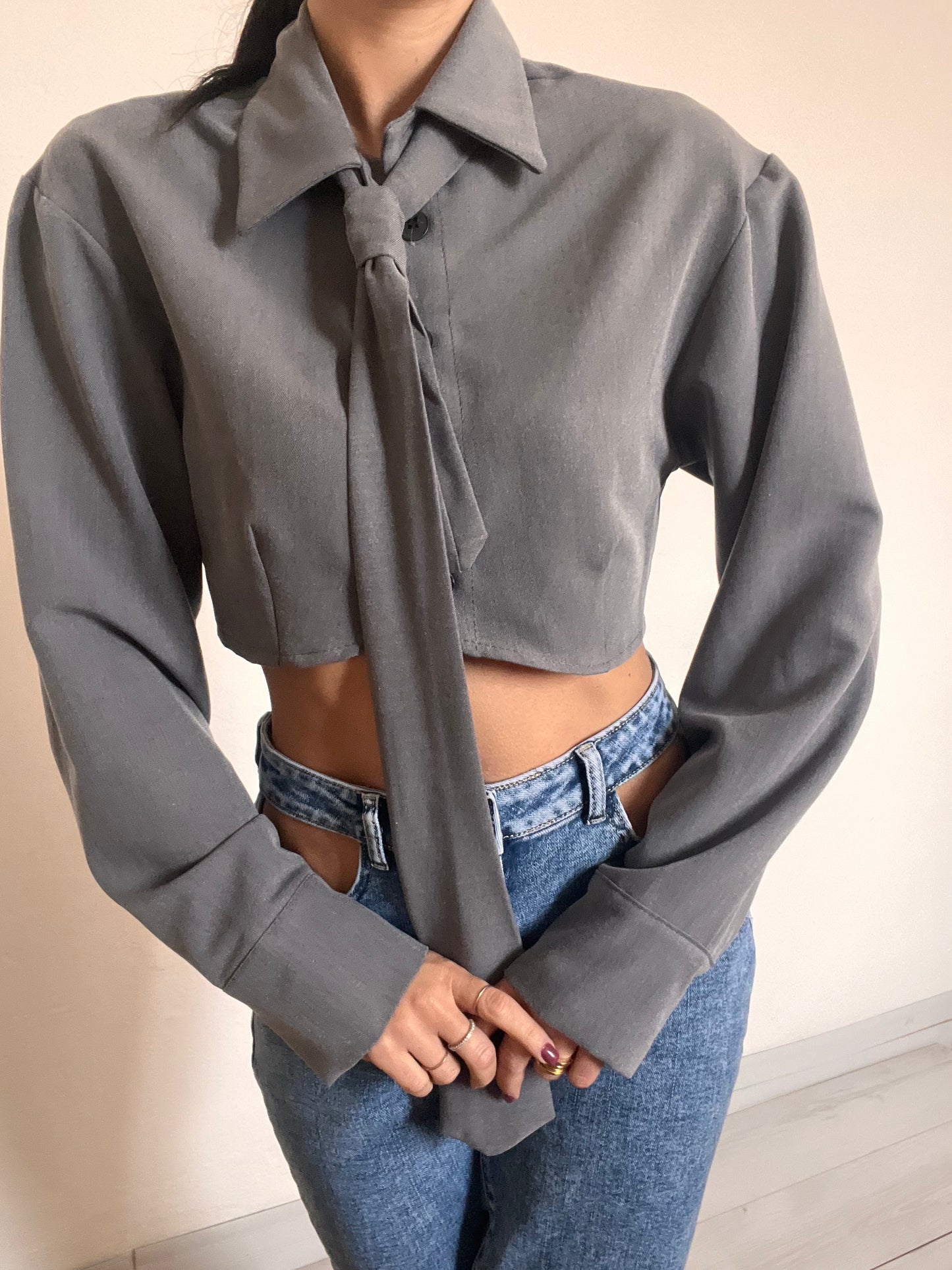Camicetta crop con cravatta