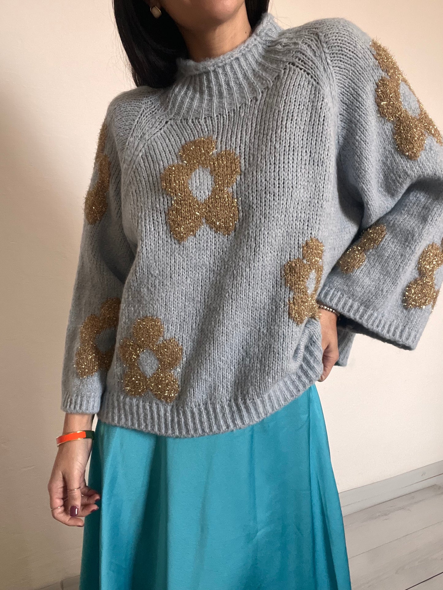 Maglione manica ampia e fiori oro cuciti