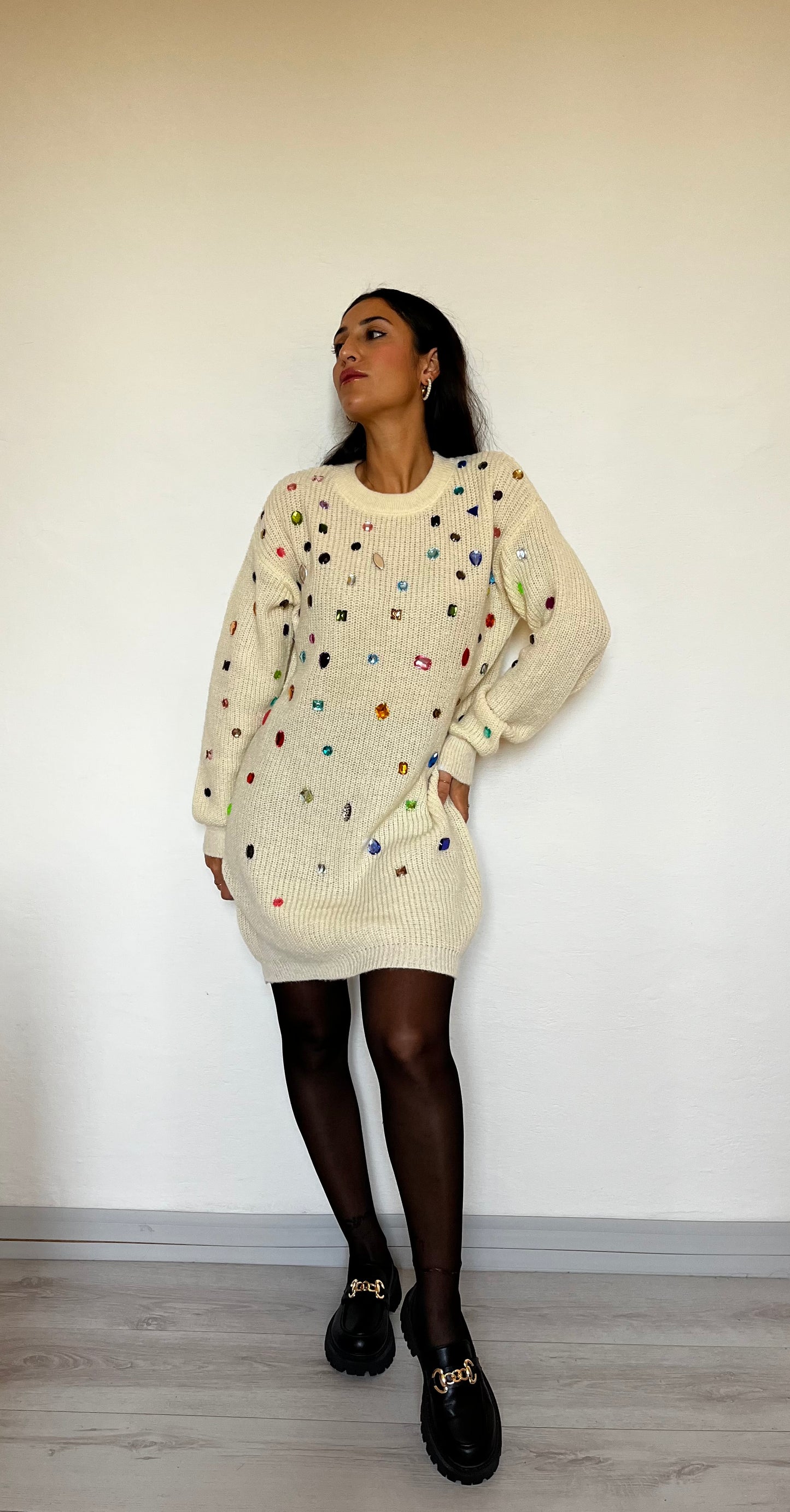Maxi maglione con pietre colorate