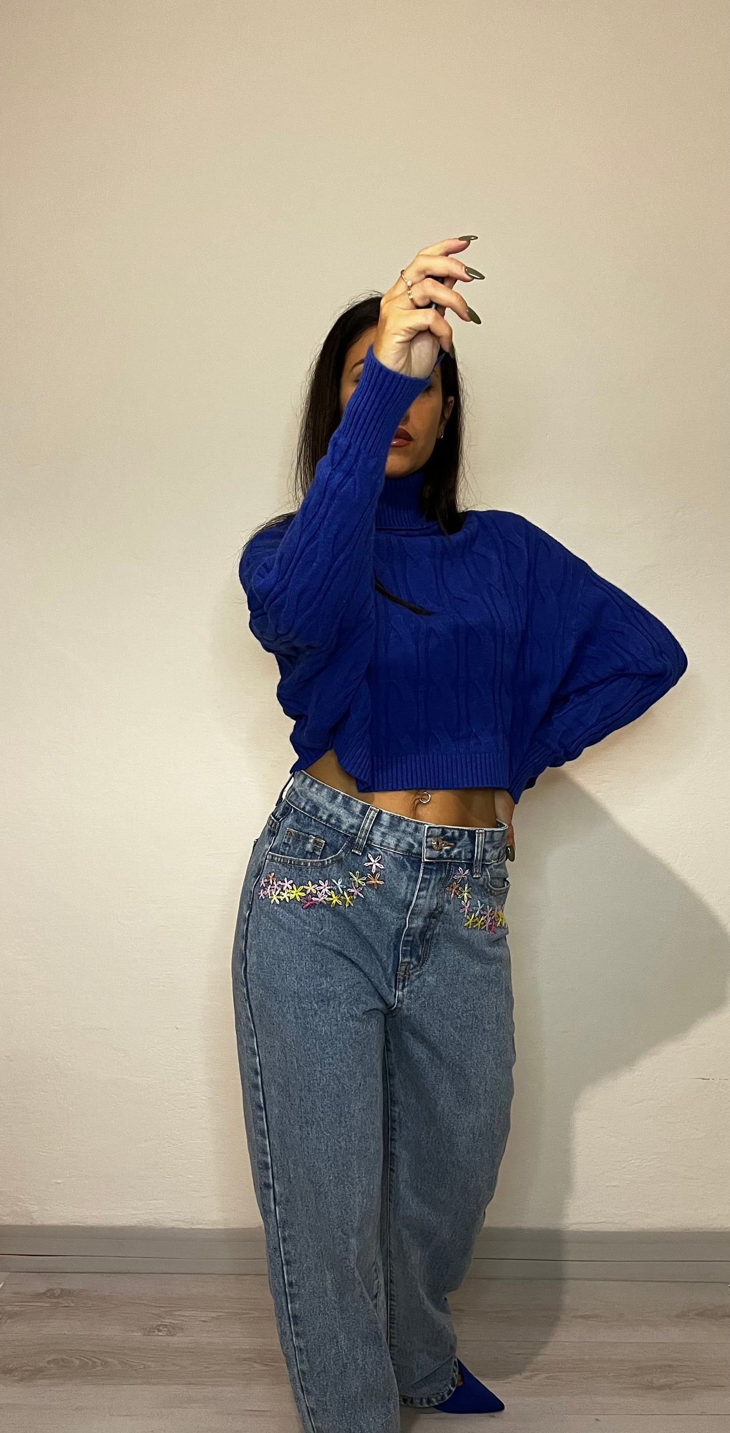 Maglione cropped con collo alto
