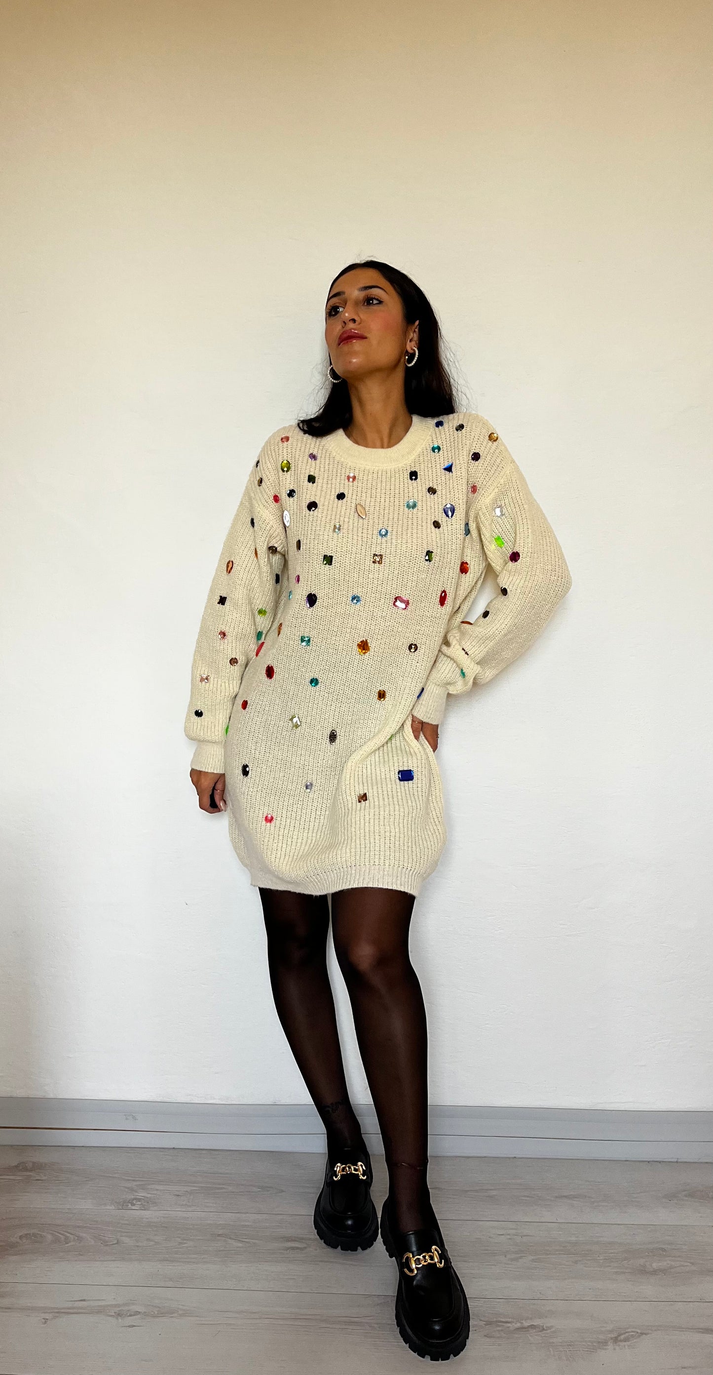 Maxi maglione con pietre colorate