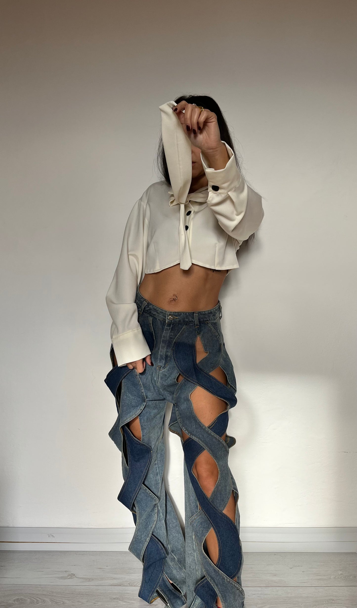 Camicetta crop con cravatta