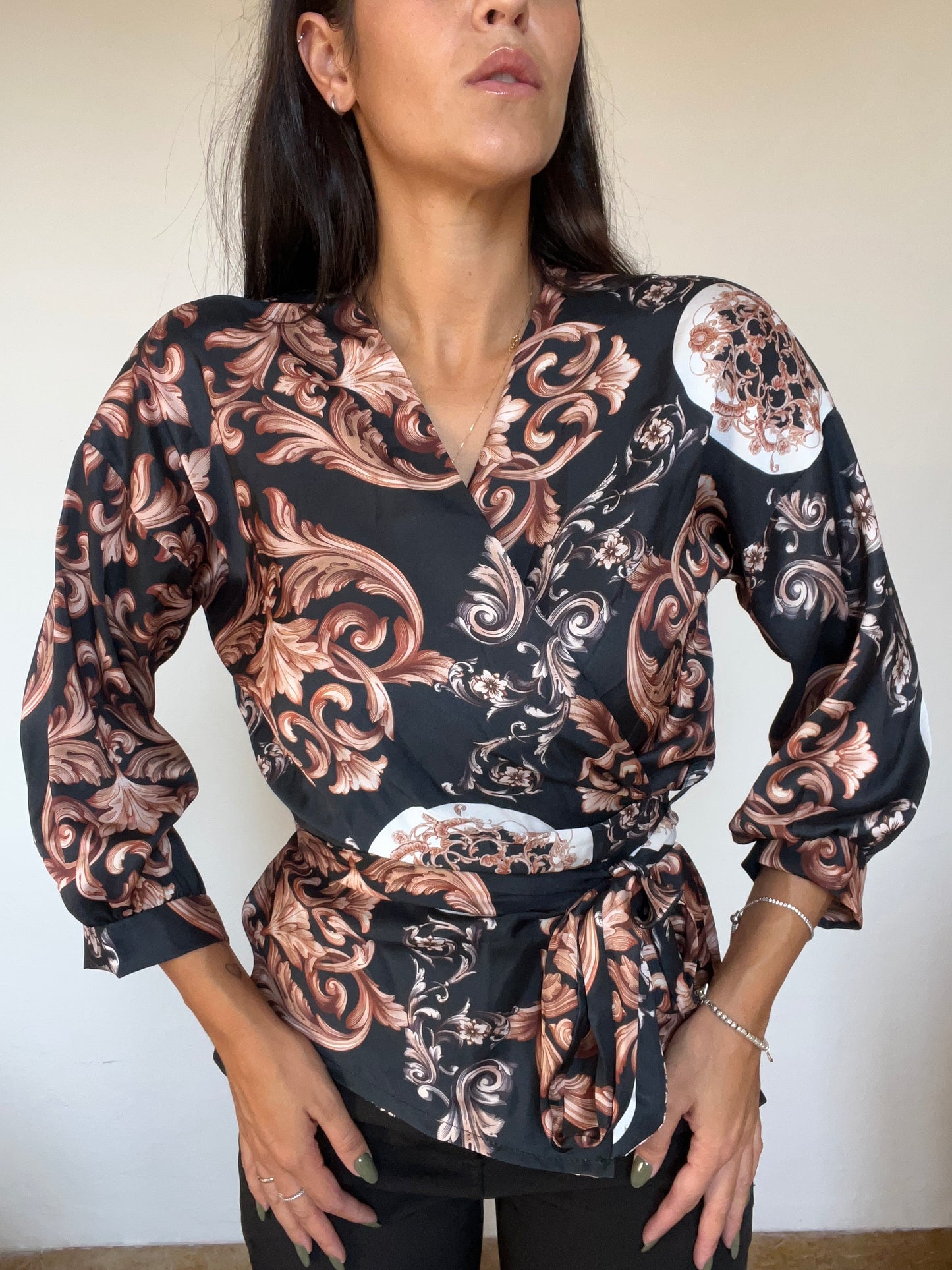 Blusa fantasia jacquard con cintura