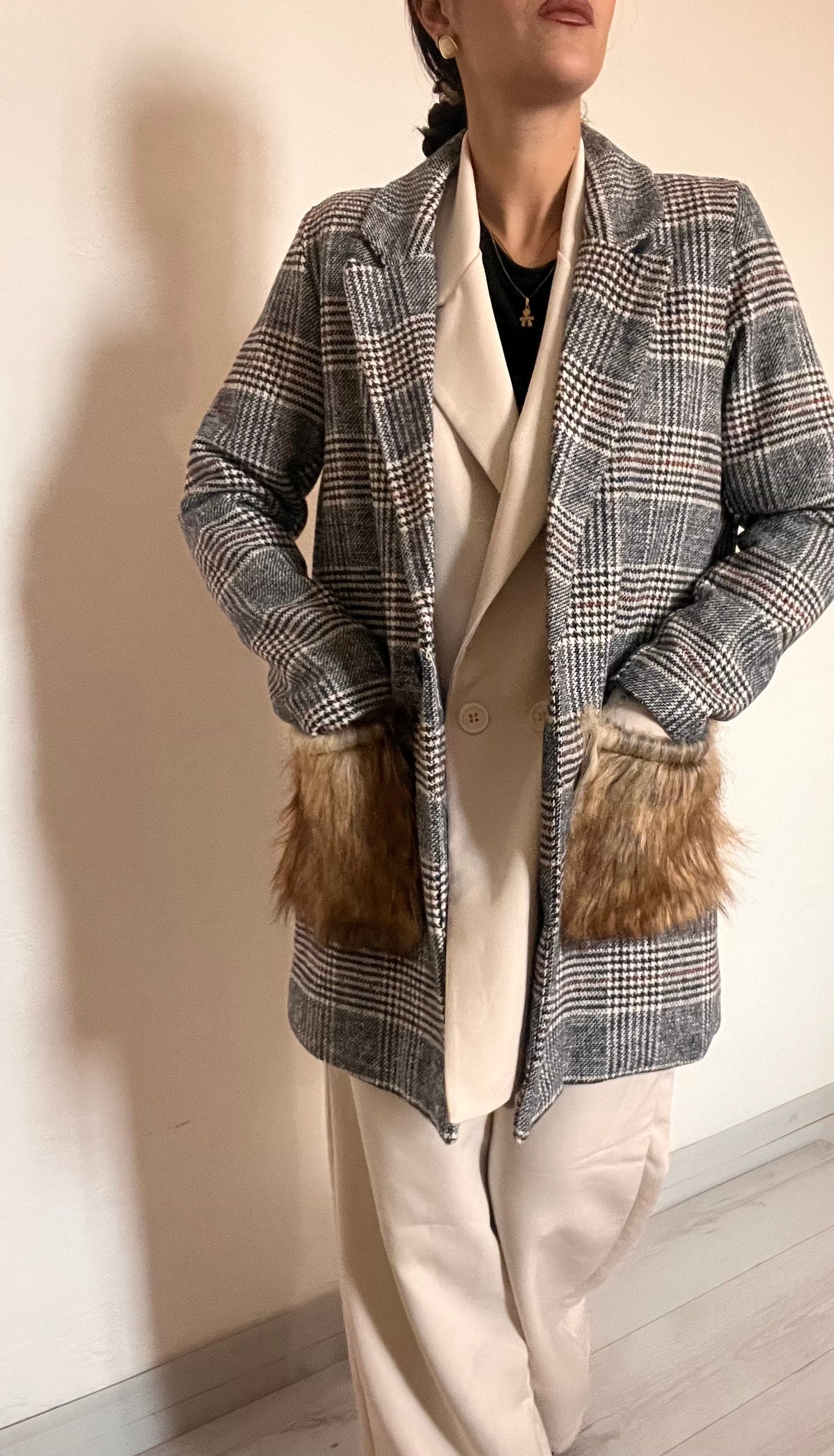 Cappotto corto con finta pelliccia