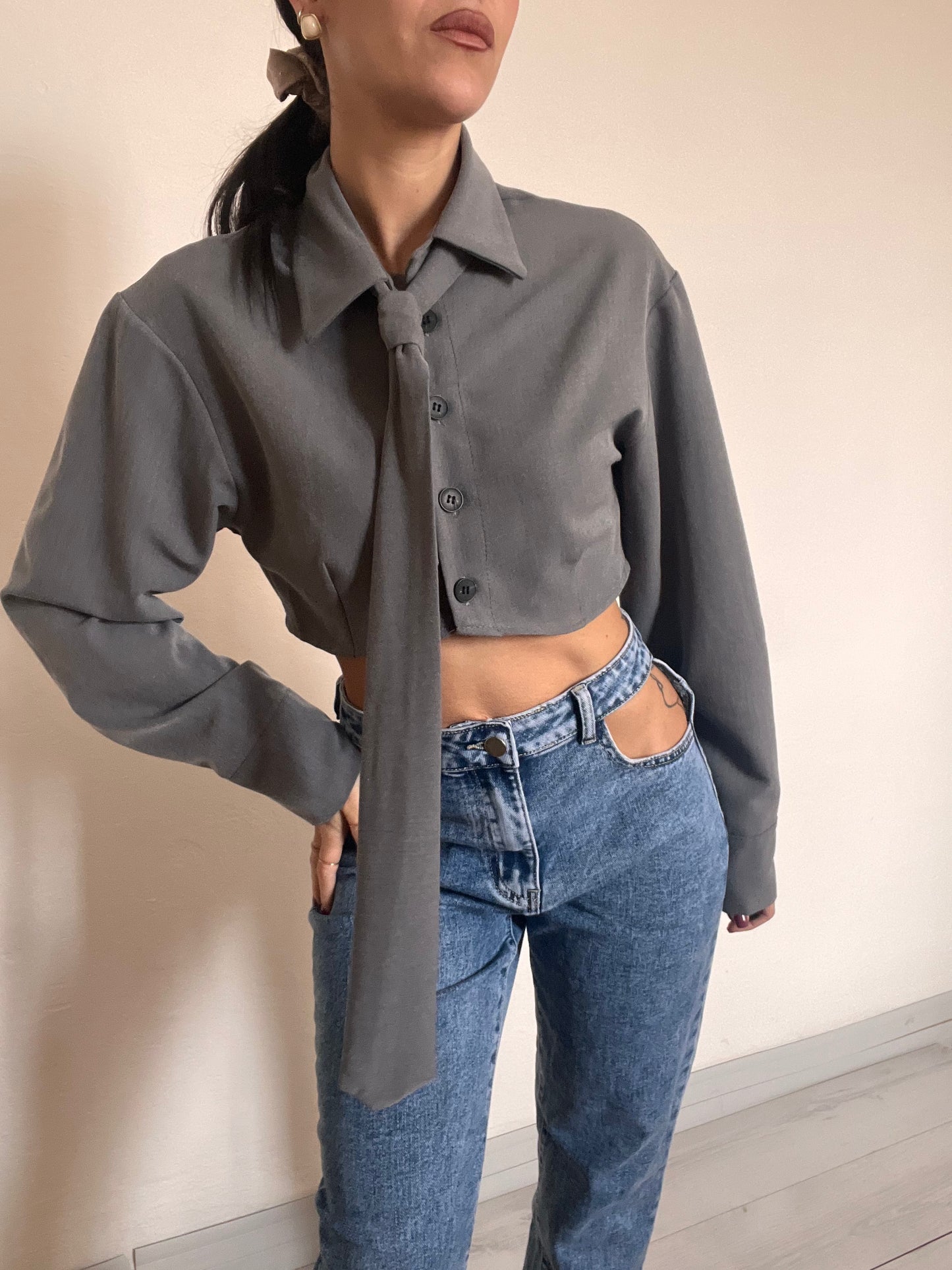Camicetta crop con cravatta