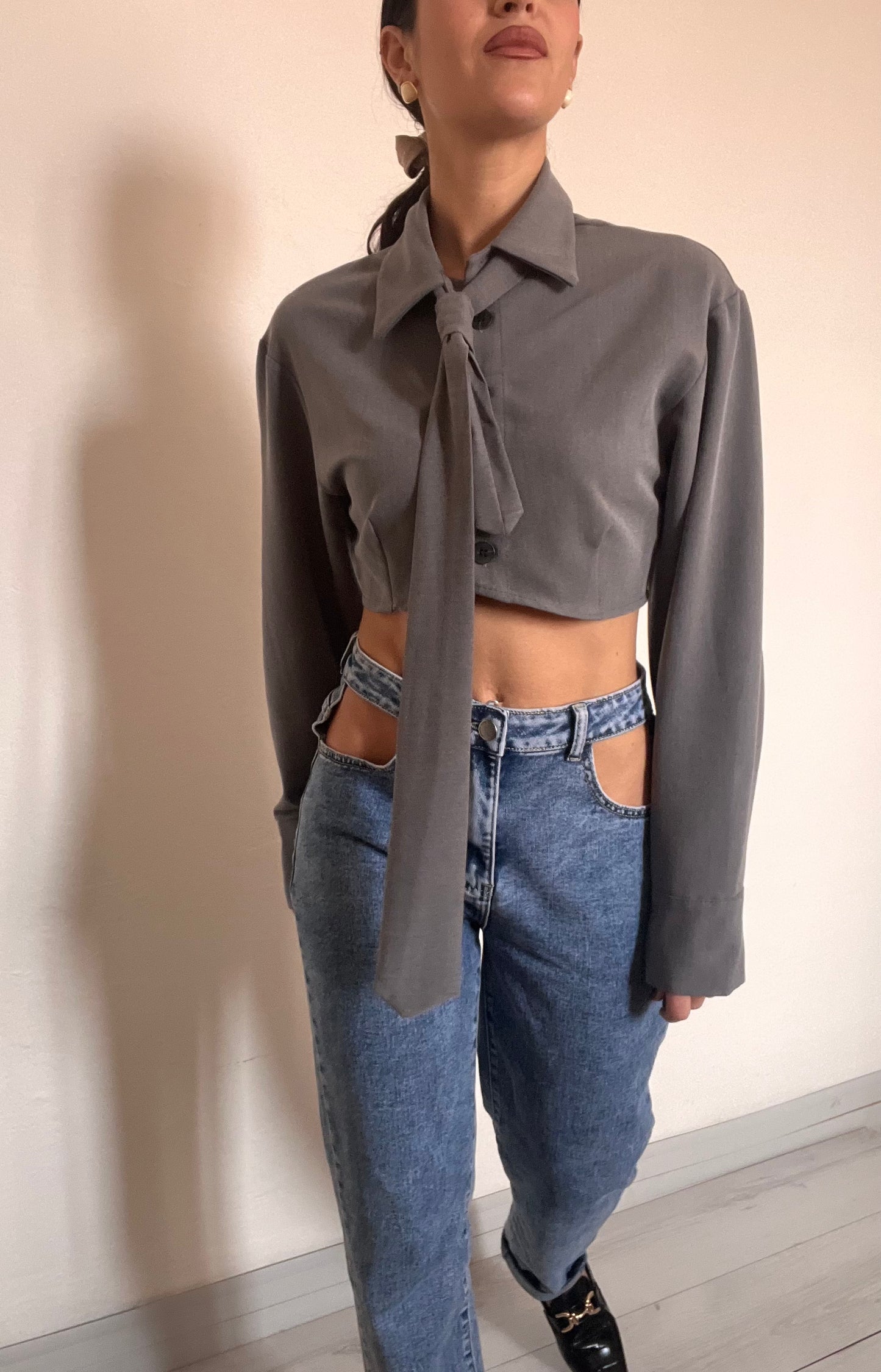 Camicetta crop con cravatta