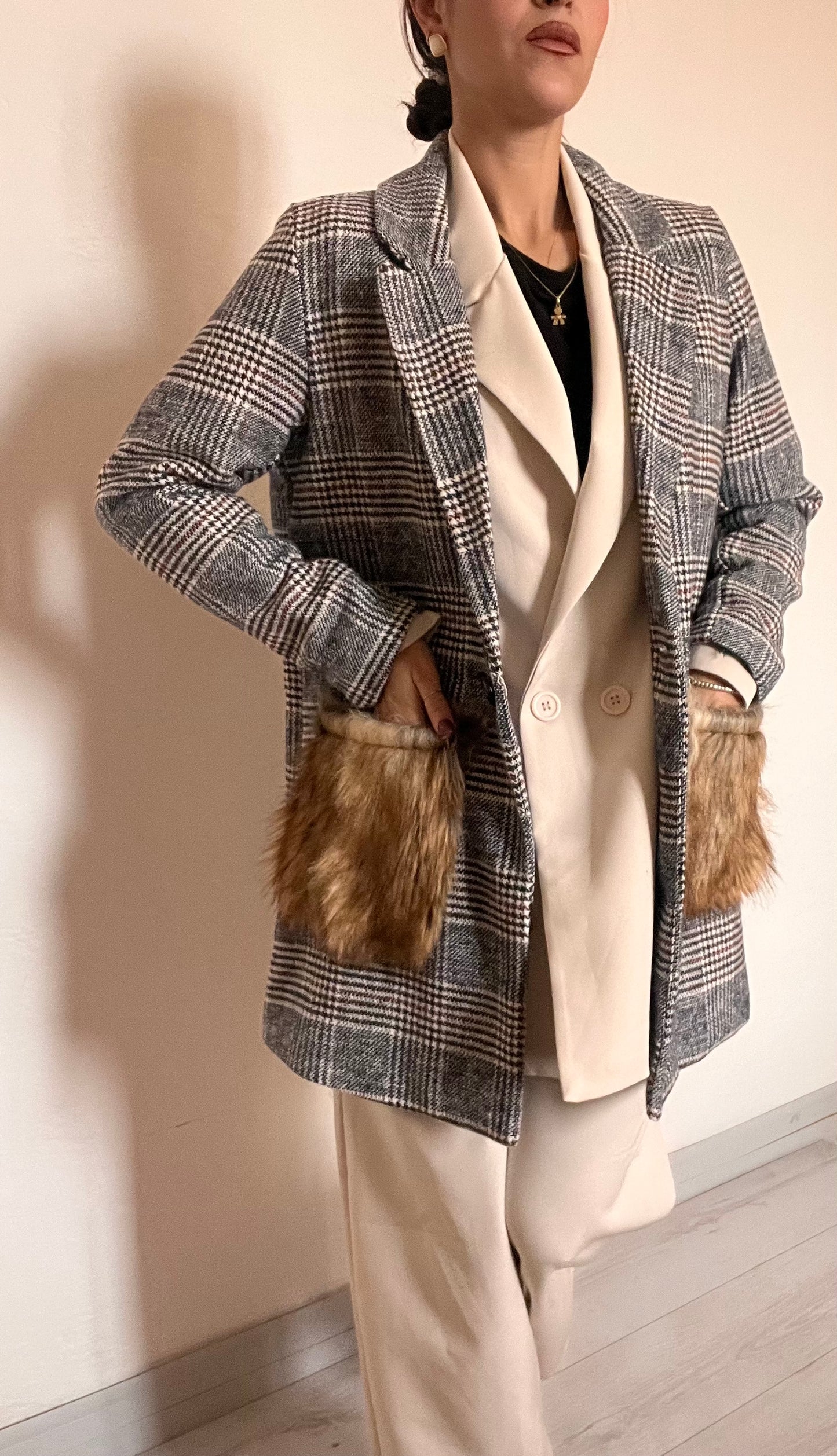 Cappotto corto con finta pelliccia