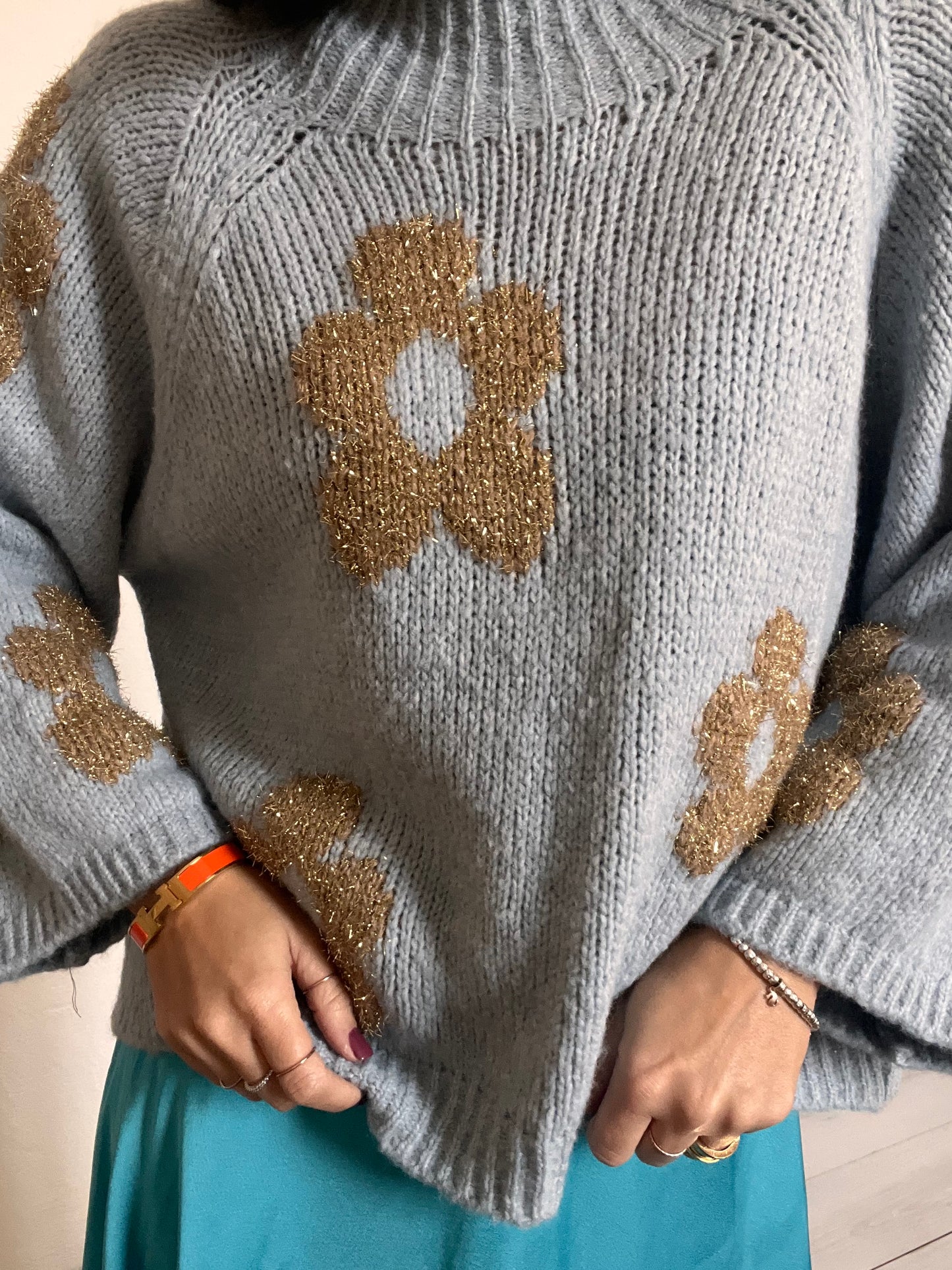 Maglione manica ampia e fiori oro cuciti