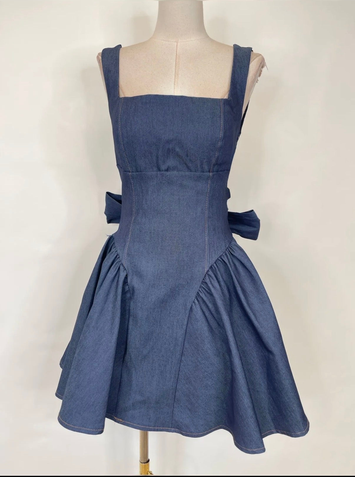 Abito effetto jeans con fiocco