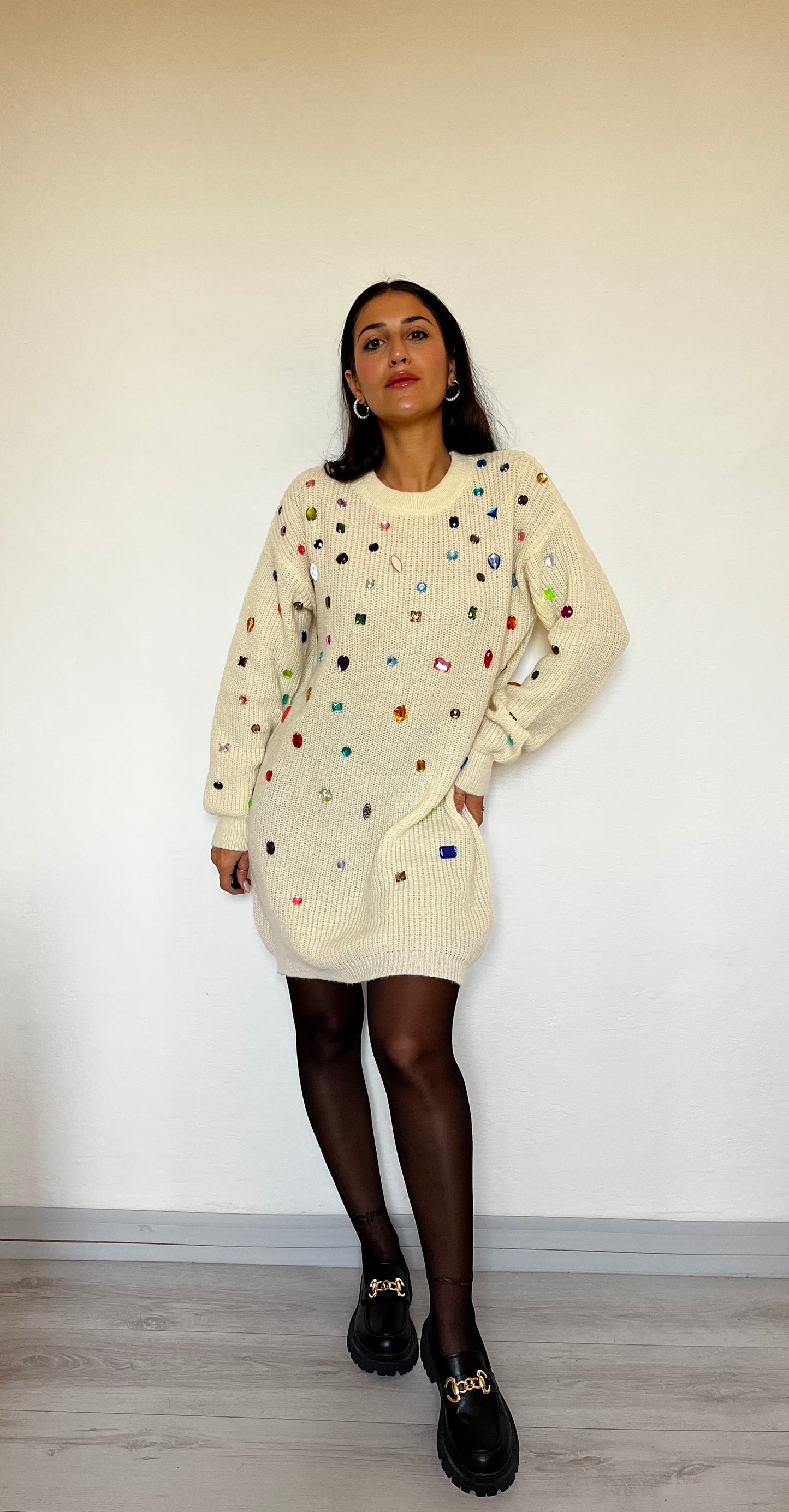 Maxi maglione con pietre colorate
