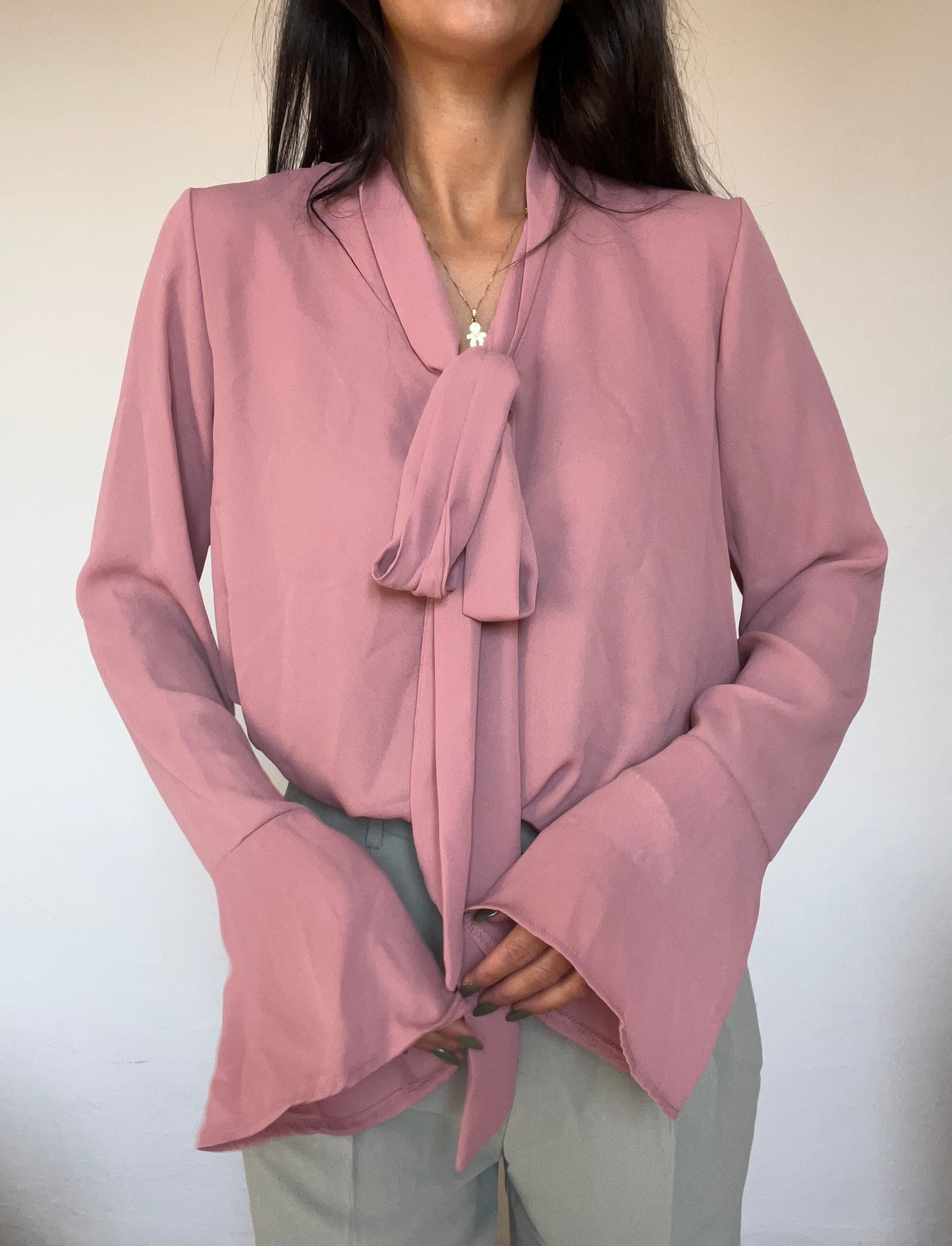 Camicetta in chiffon con fiocco