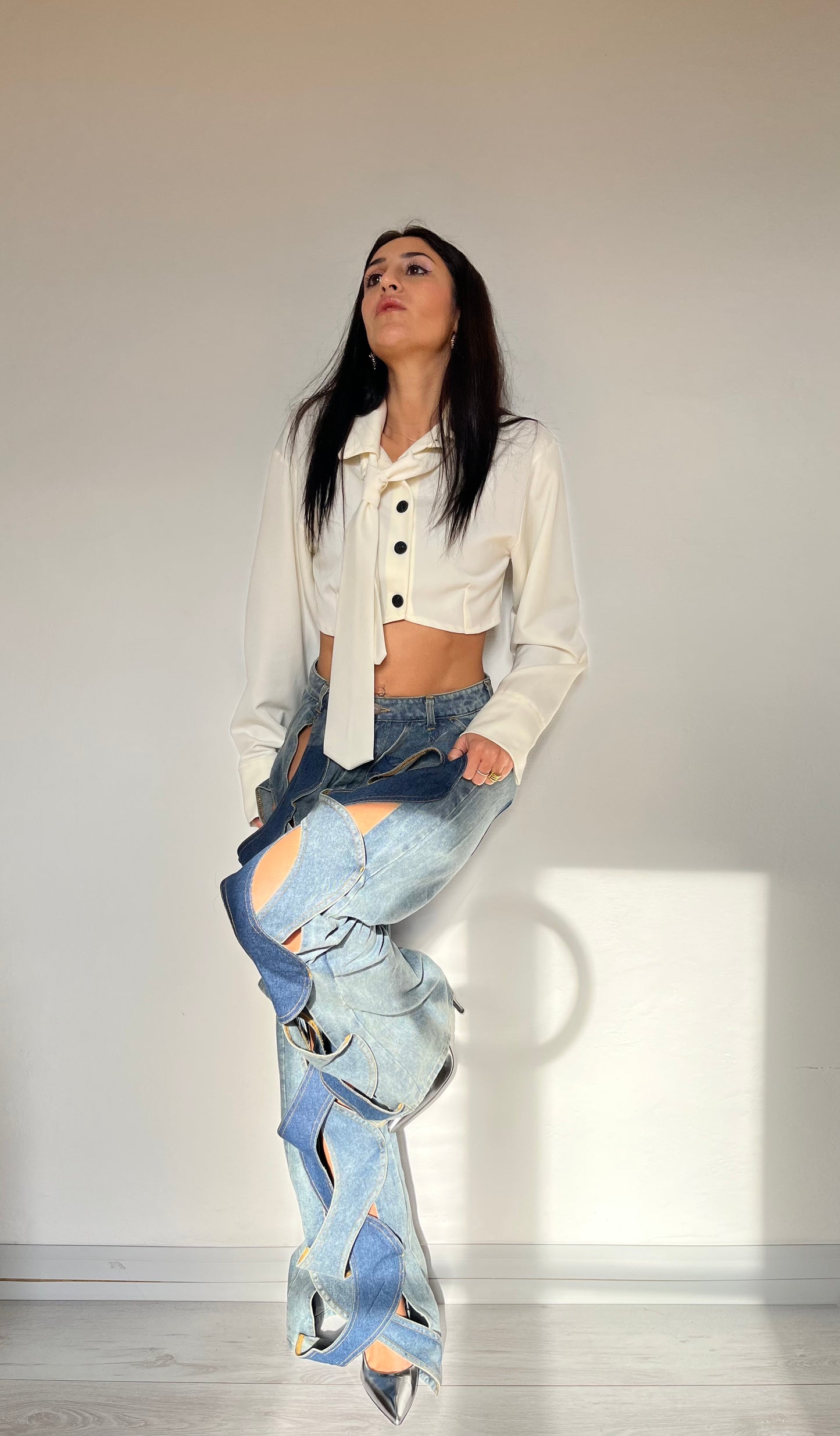Camicetta crop con cravatta