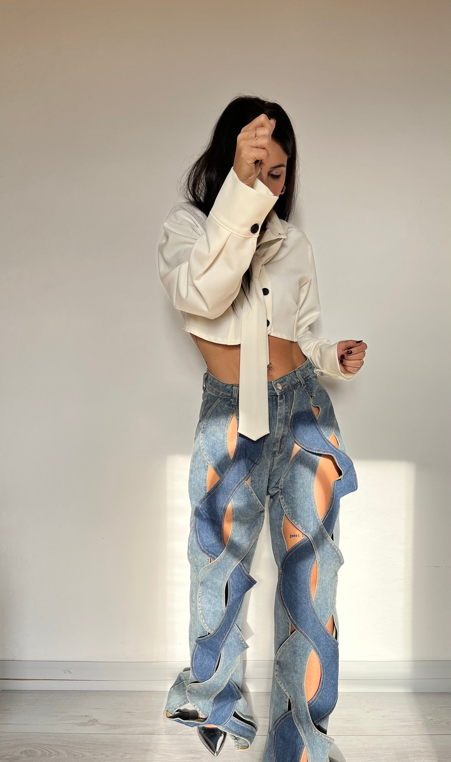 Camicetta crop con cravatta