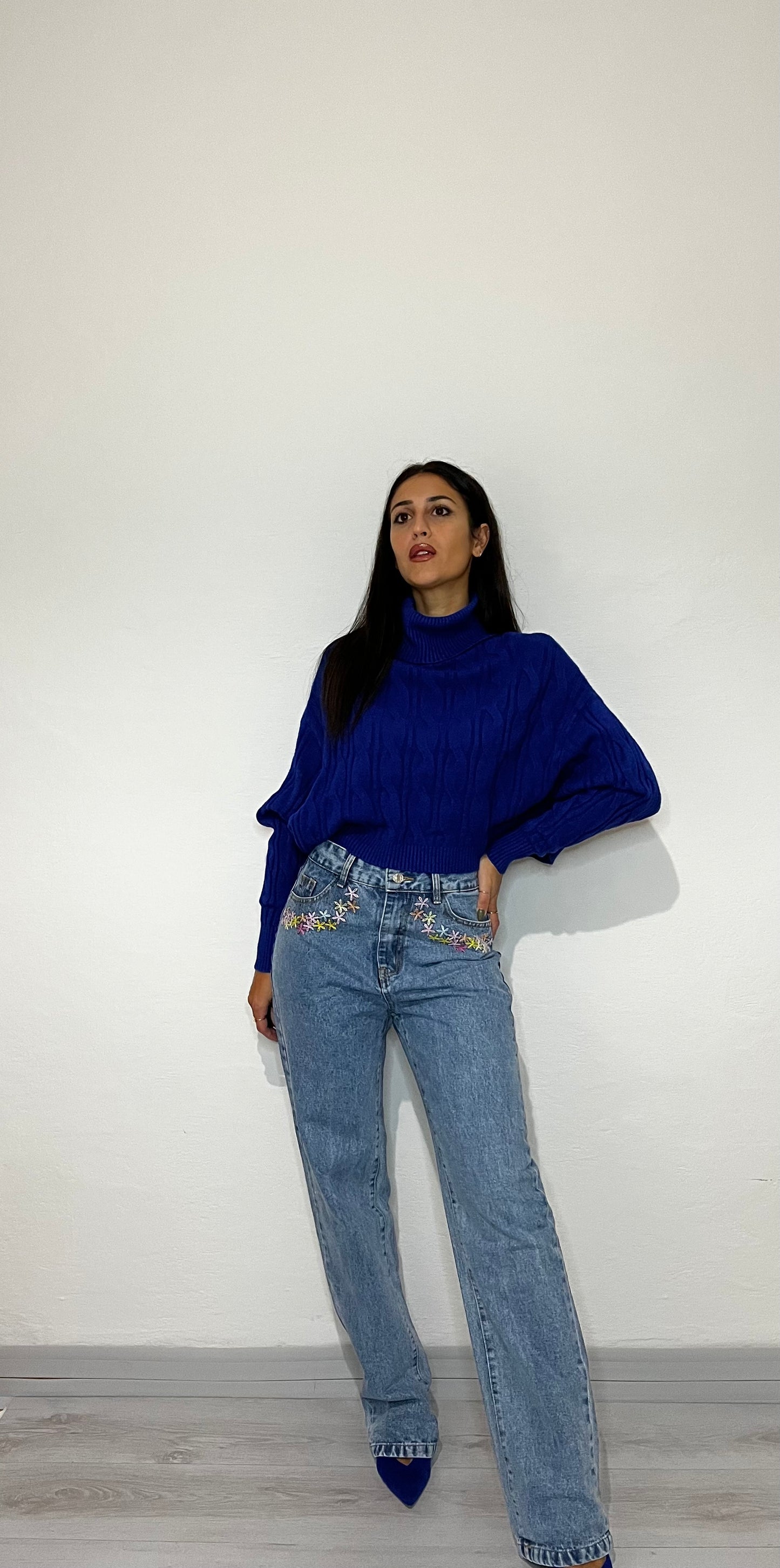 Maglione cropped con collo alto