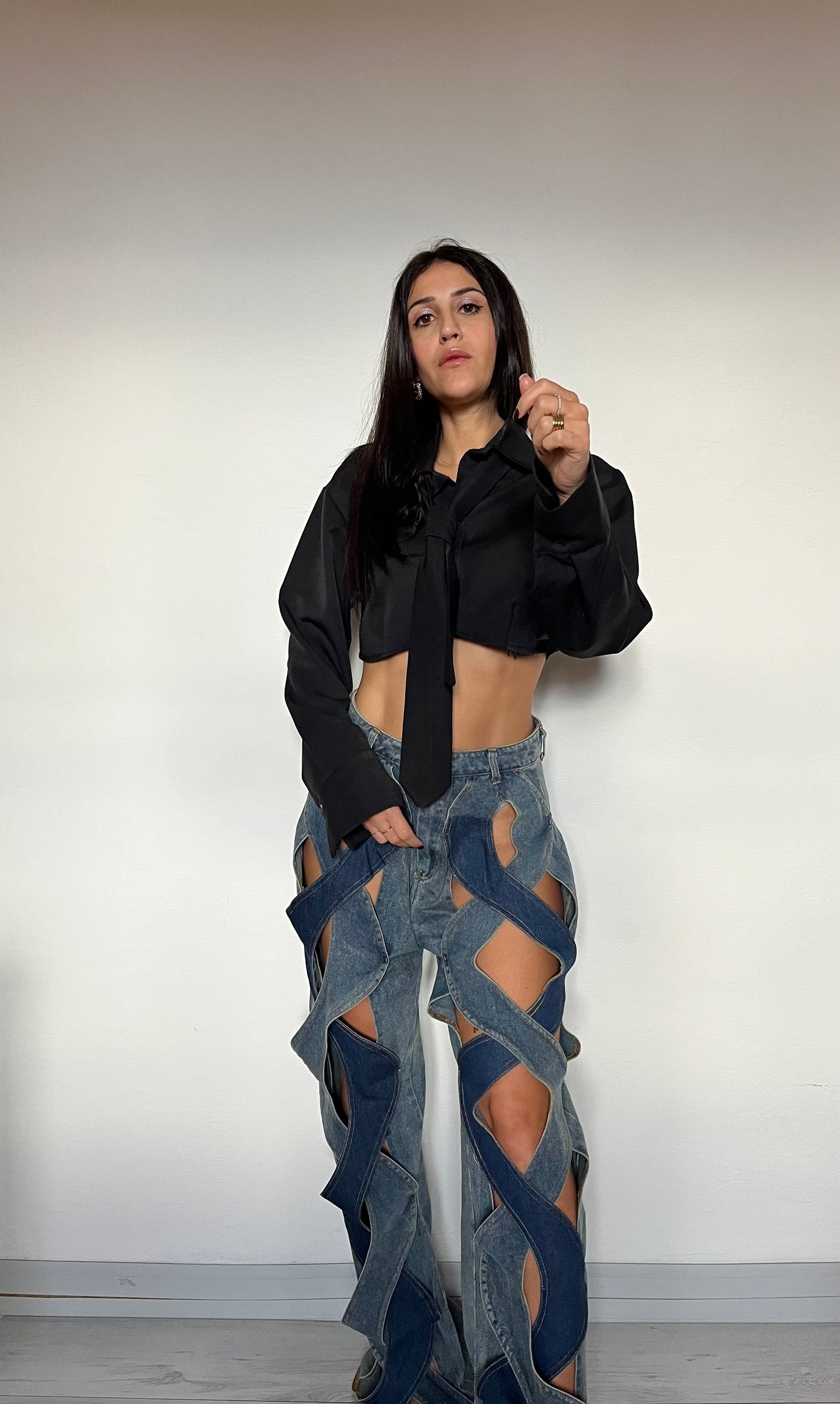 Camicetta crop con cravatta