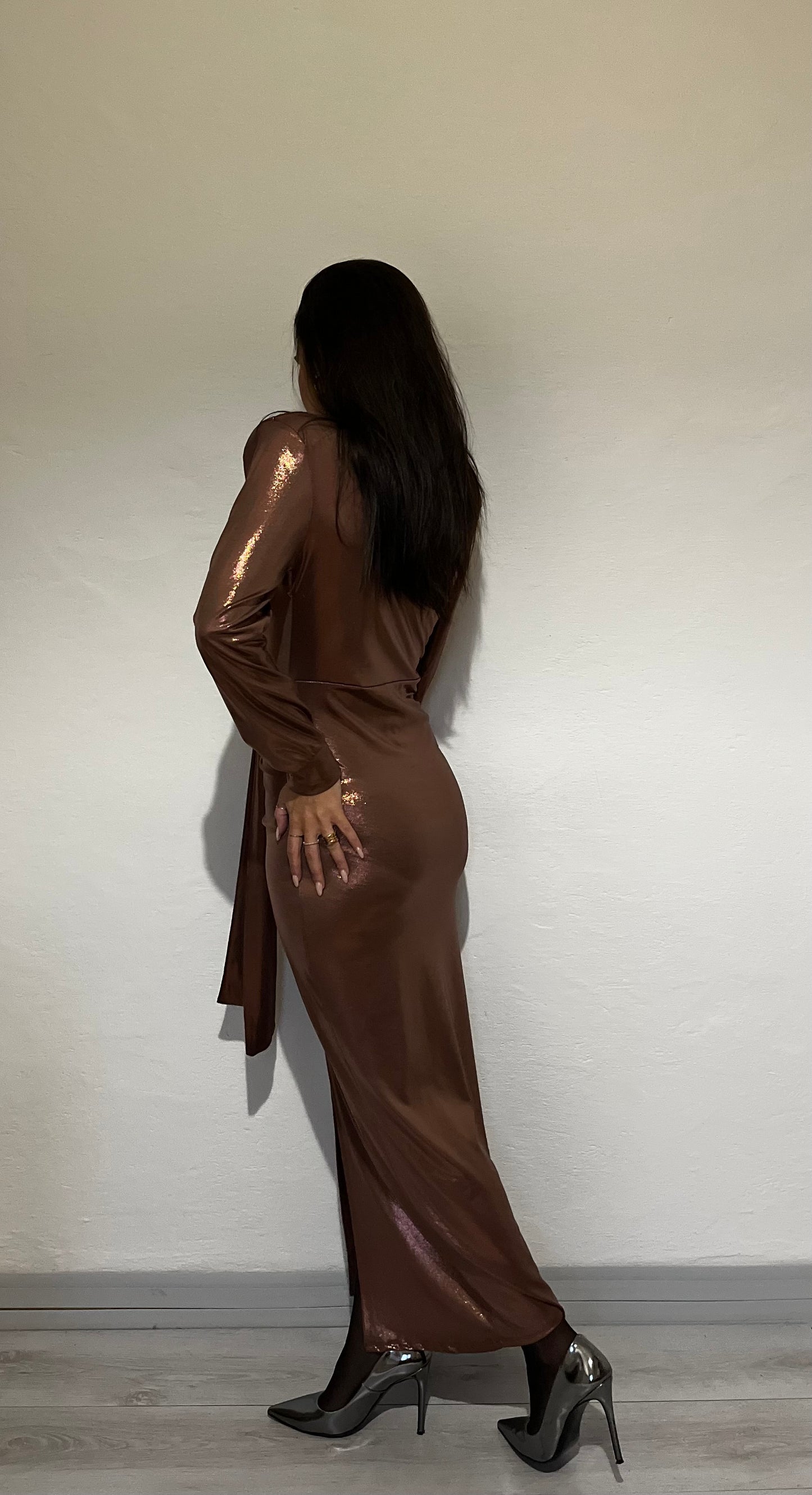 Abito lungo a sirena con scollo profondo