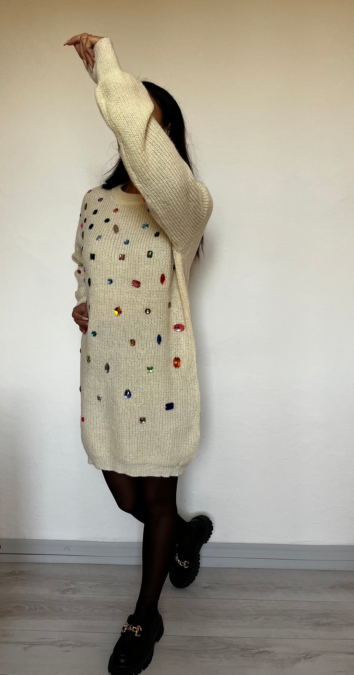 Maxi maglione con pietre colorate