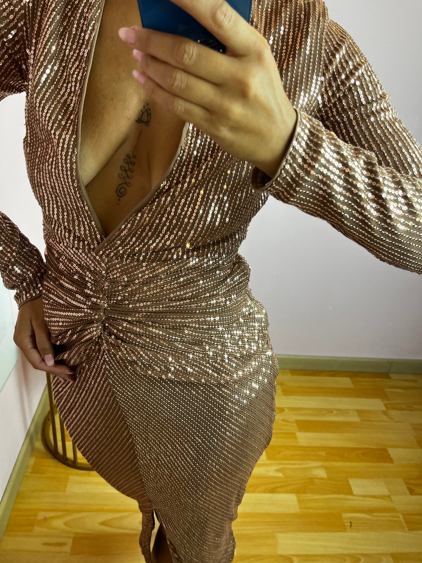 Abito con applicazioni di strass