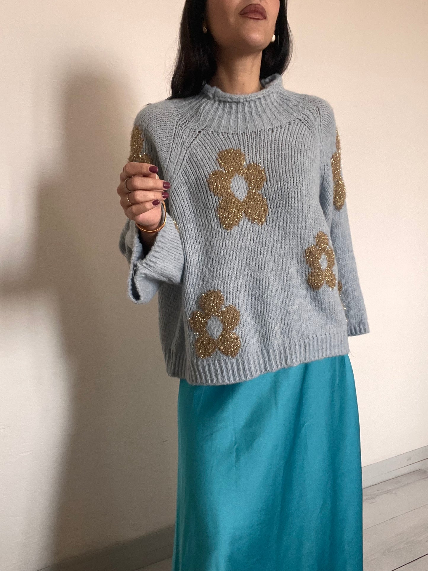 Maglione manica ampia e fiori oro cuciti
