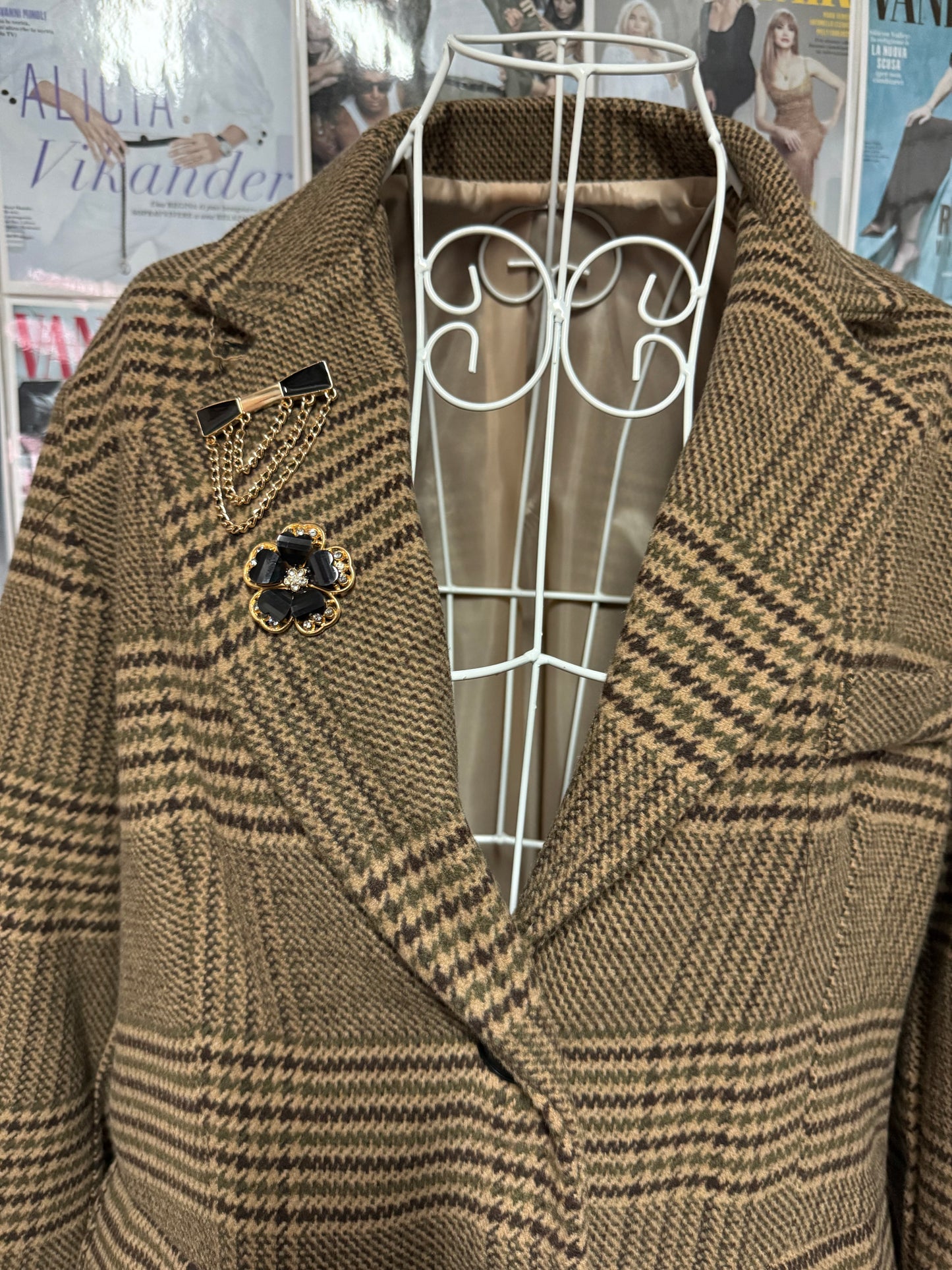 Giacca a quadri con spille